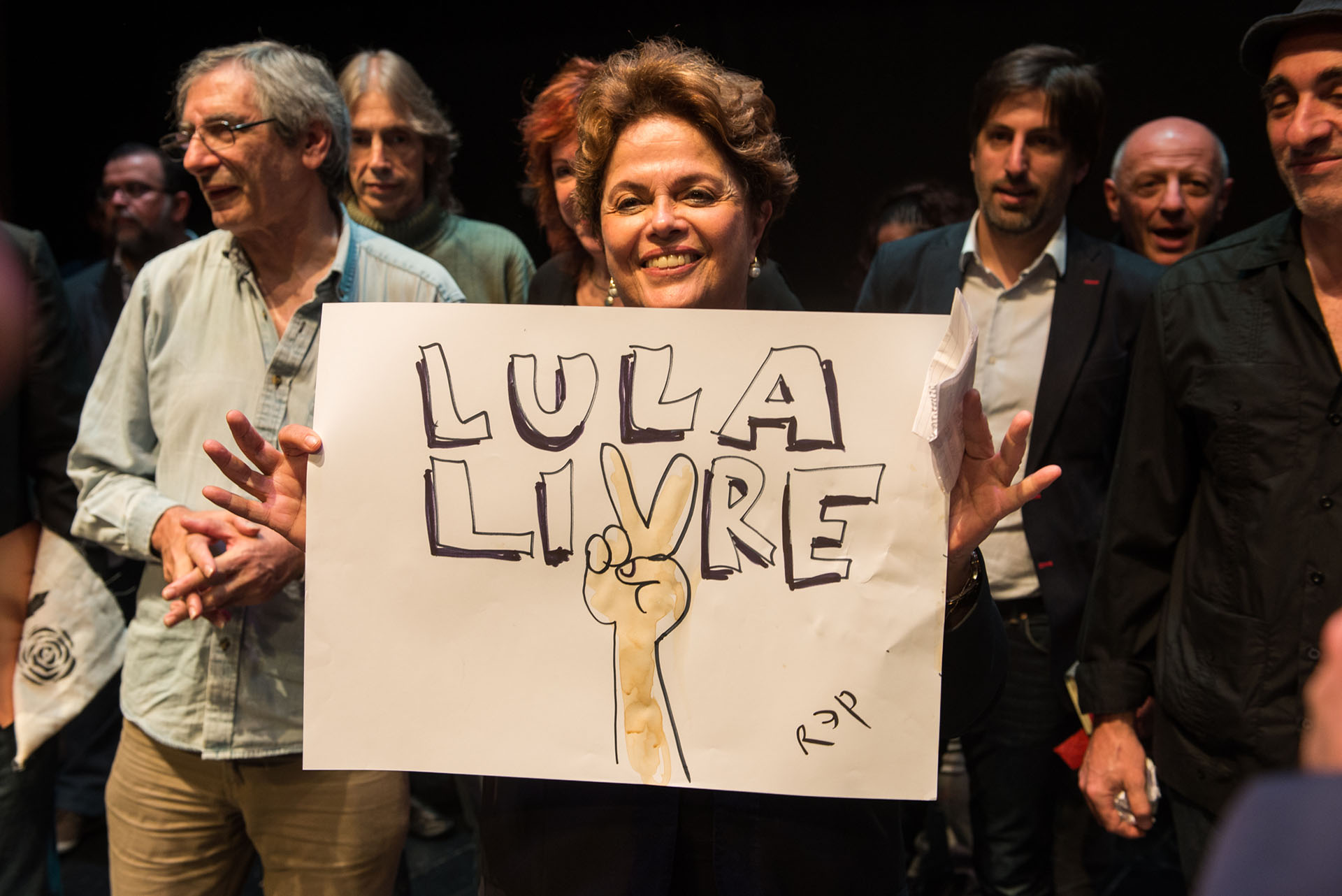 La ex Presidente de Brasil con un cartel que pide por la libertad de Lula