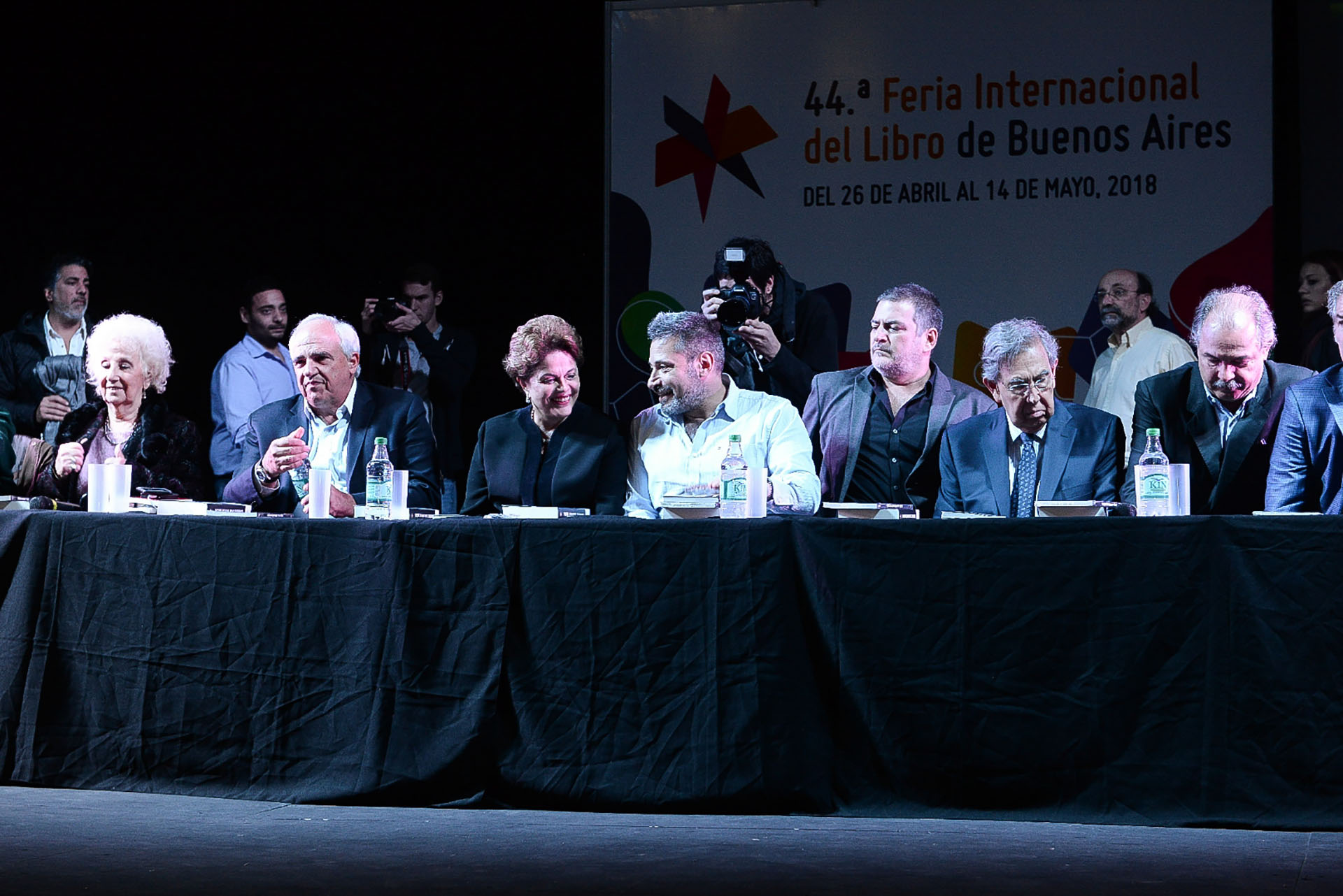 Dilma Rousseff también participó de la inauguración de la Feria del Libro. A la izquierda de Dilma, Víctor Santa María, Secretario General del SUTERH; a continuación Pablo Gentilli, secretario ejecutivo de CLACSO. Primera desde la izquierda, Estela de Carlotto, titular de Abuelas de Plaza de Mayo.