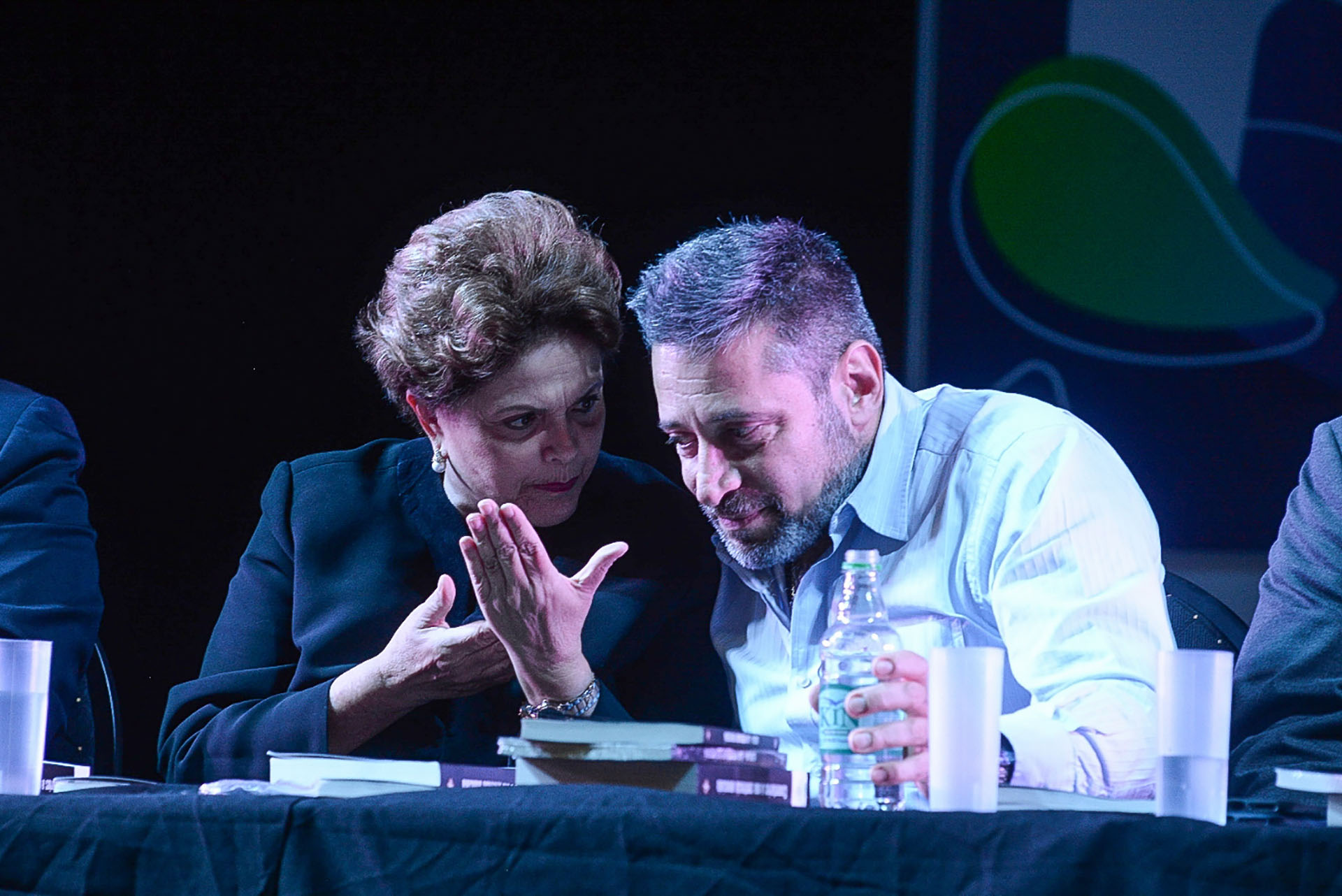 Rousseff dialoga con el organizador y titular del Grupo Octubre Víctor Santa María