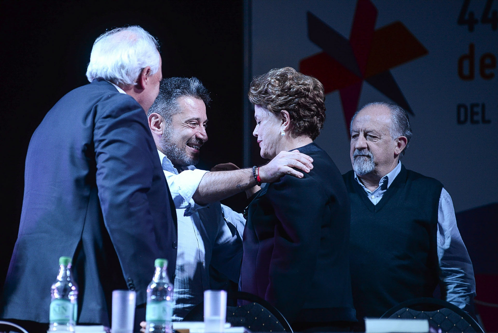 Hugo Yasky, titular de la CTA, mira como Santa María saluda a Rousseff