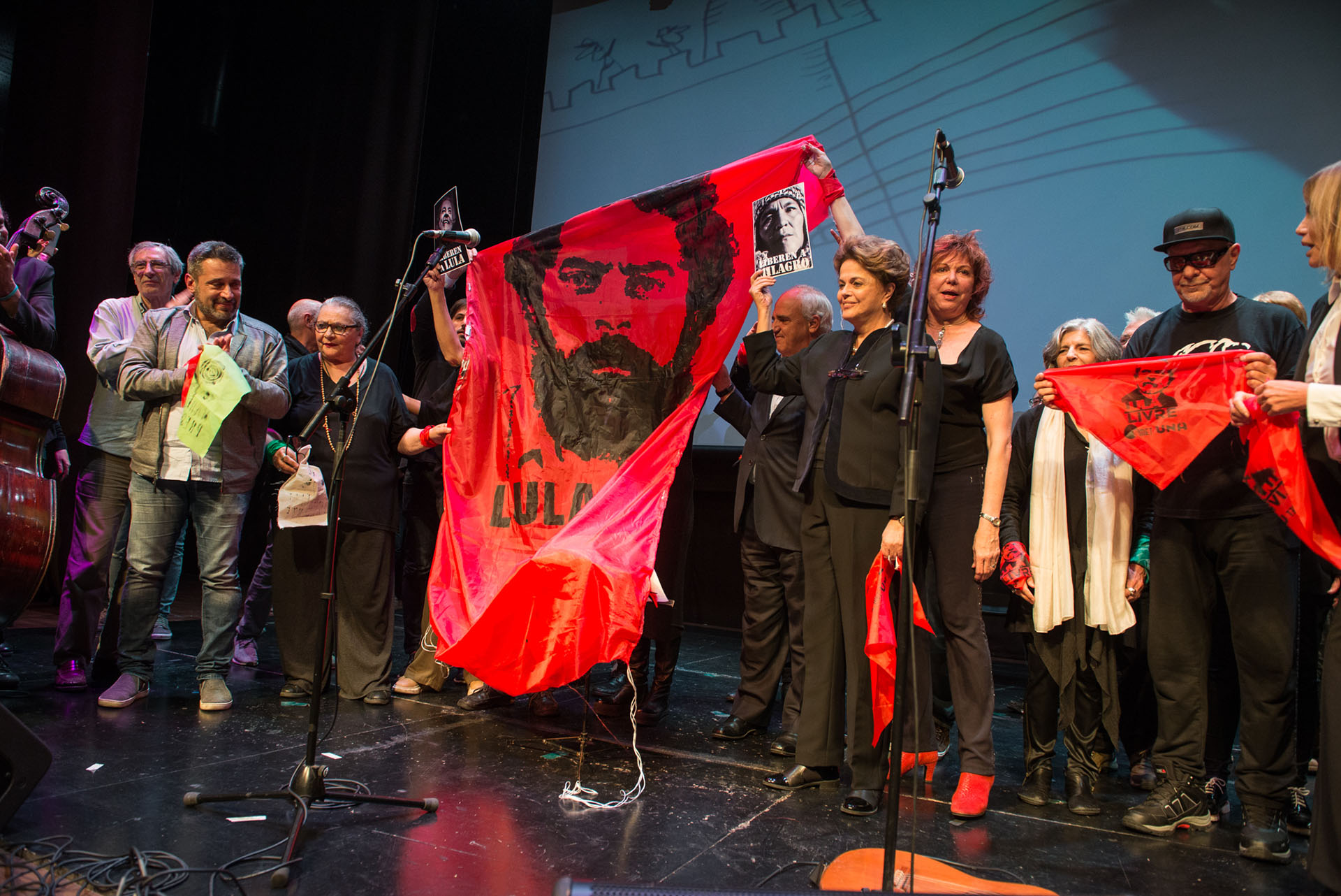 Una de las banderas con las que el público y los protagonistas pidieron por la libertad de Lula