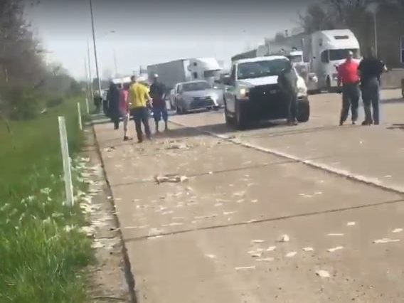 Una de las personas que pasaba registró los billetes caídos en la carretera. (Jazmyne Danae)