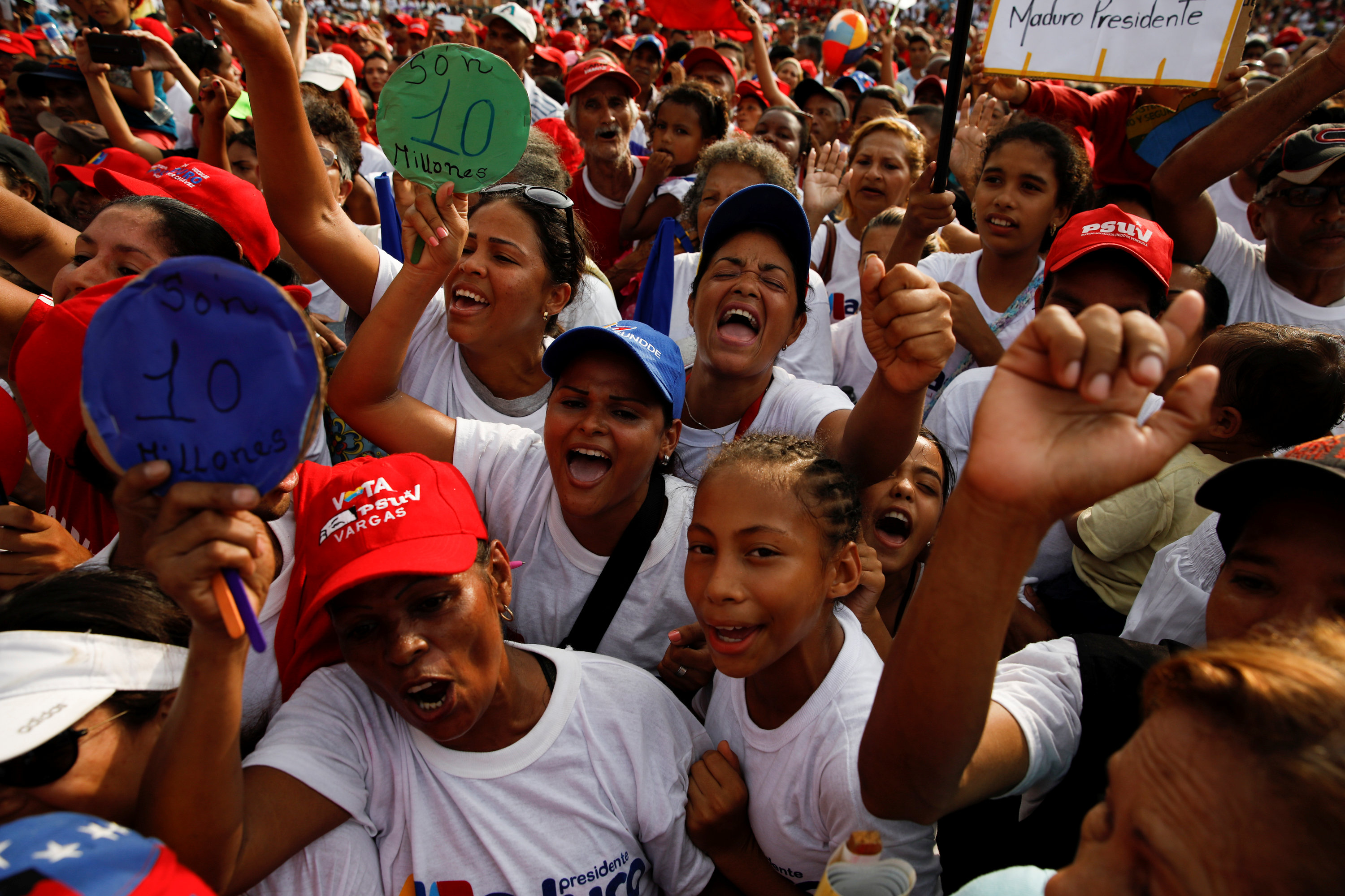 Simpatizantes de Maduro durante el acto en La Guaira (REUTERS/Carlos Garcia Rawlins)