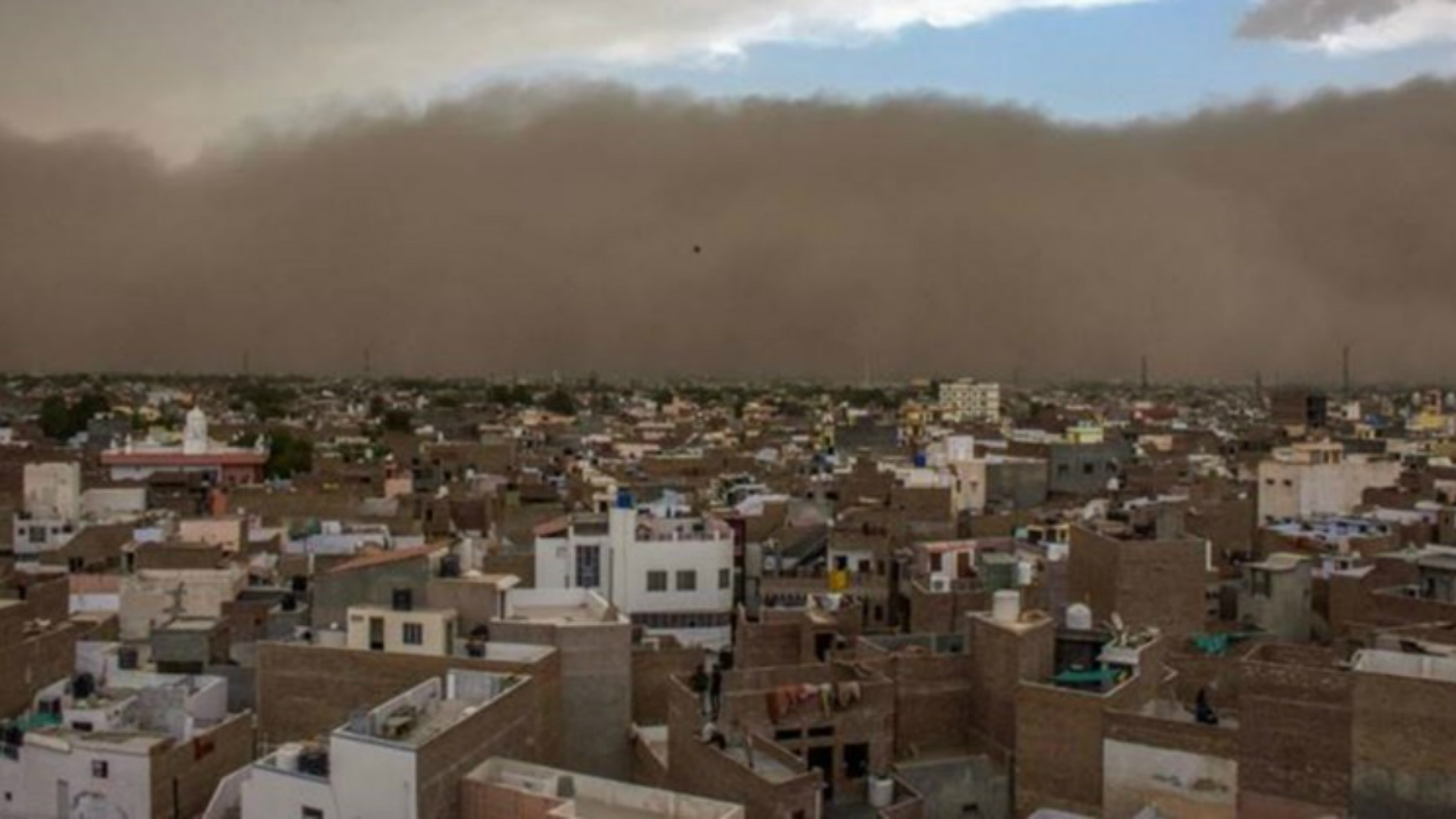La tormenta de polvo arenoso se cierne sobre un pueblo