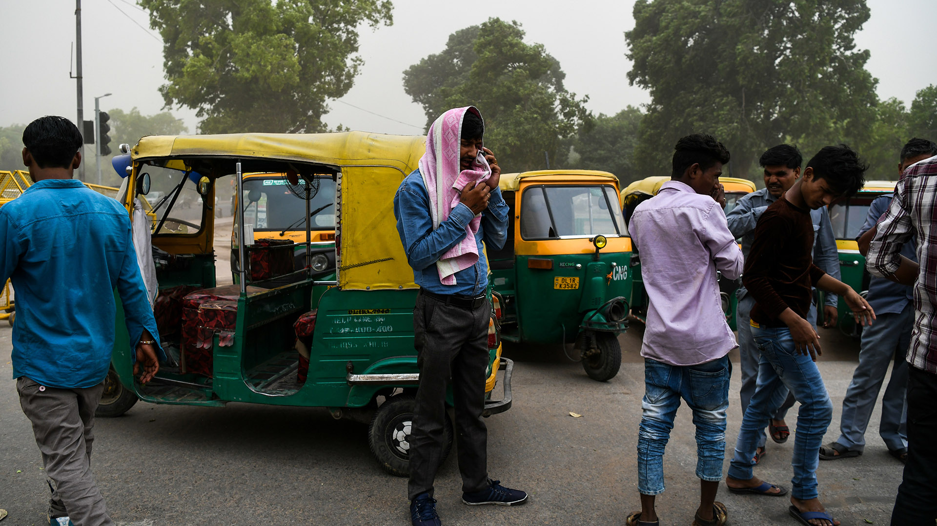 Taxistas de Nueva Delhi se cubren del polvo (AFP)