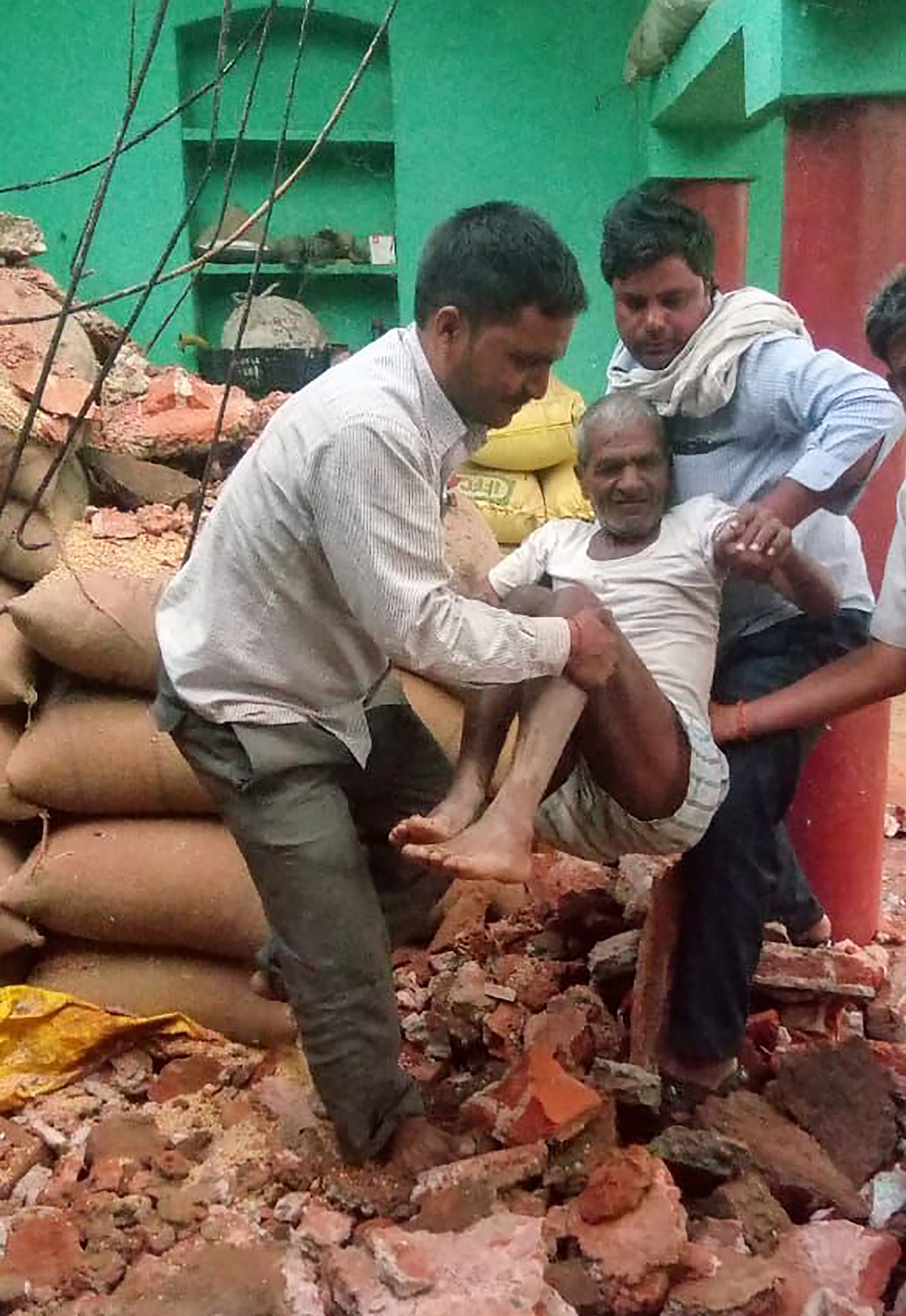 Un hombre es rescatado luego del colapso de su vivienda (AFP)