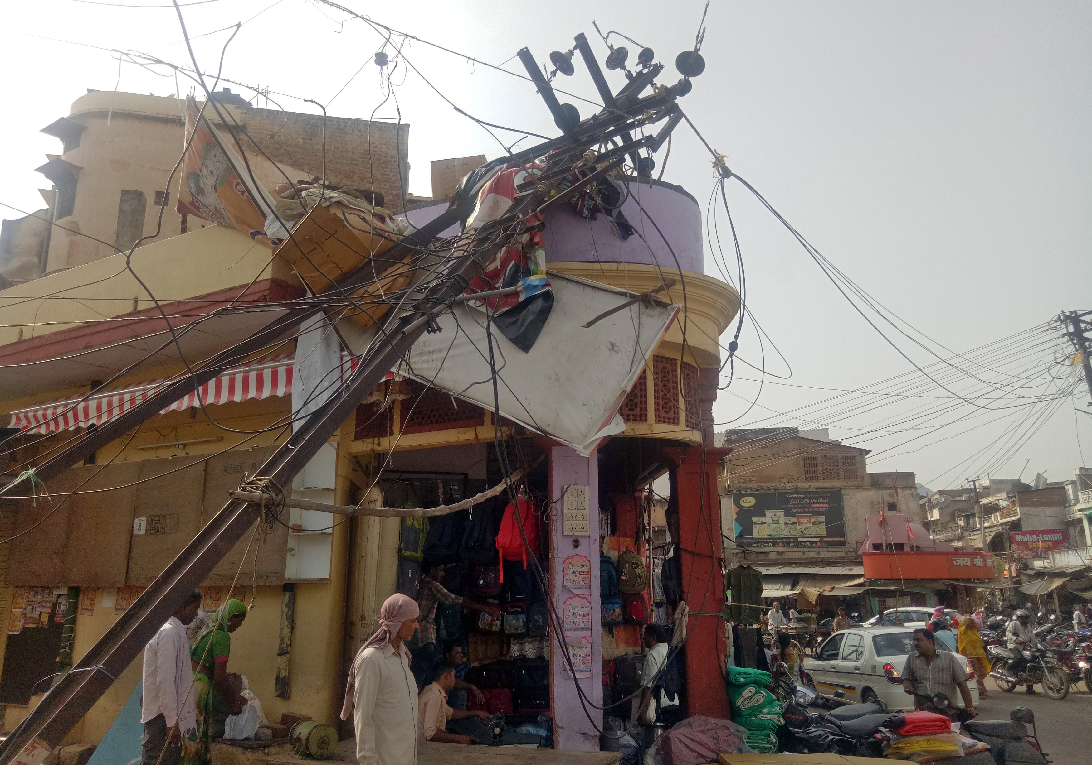 Un cable de electricidad colapsó sobre un mercado en Alwar, Rajastán (Reuters)