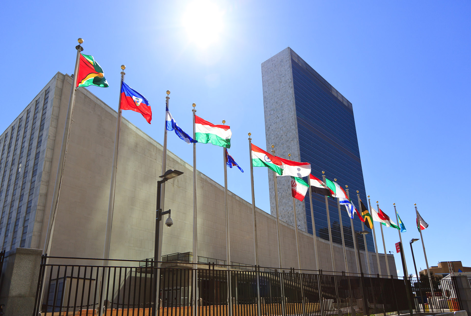 En la fachada del edificio de las Naciones Unidas (ONU) flamean sin parar las banderas. Está ubicado sobre la avenida 1 y la 42st (Getty Images)