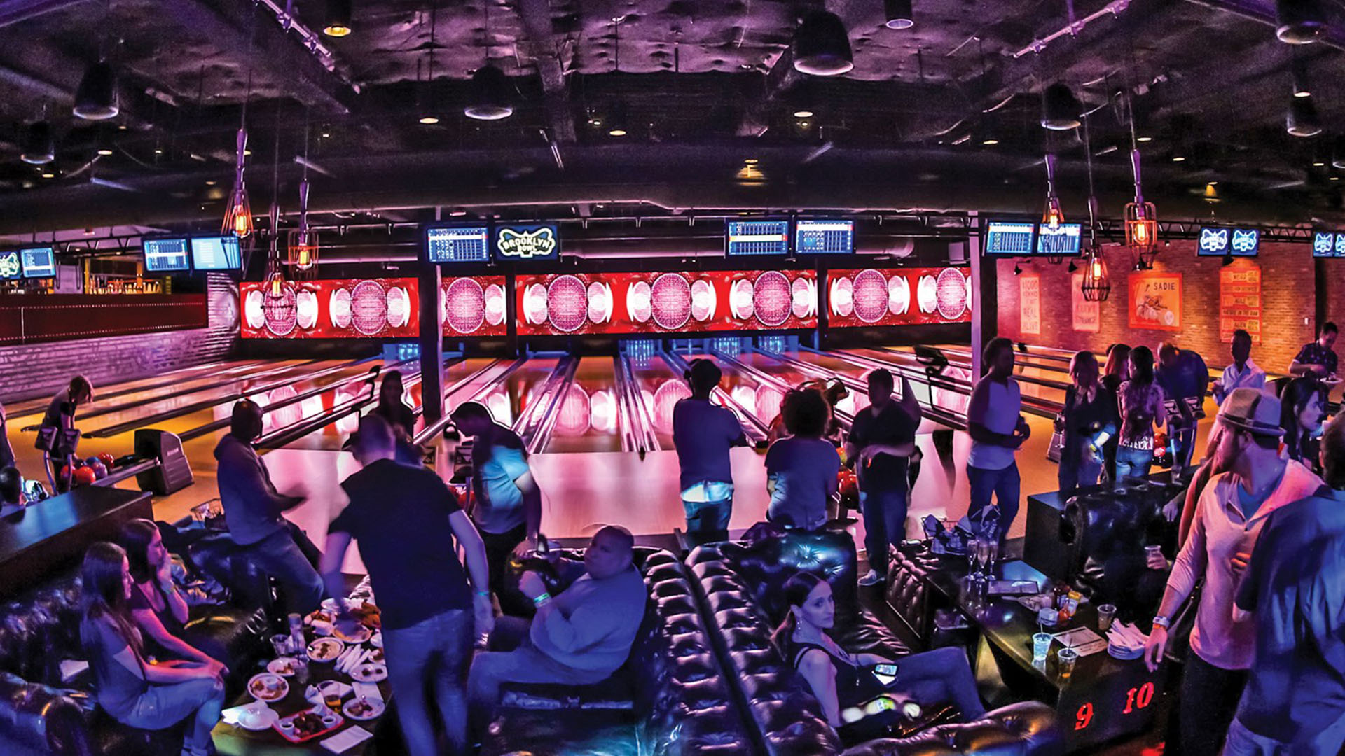 Brooklyn Bowl un lugar ideal para concurrir si los días no acompañan con el clima. Ubicado en 61 Wythe Ave, Brooklyn, allí se pueden probar exquisitos tragos de autor y jugar al bowling con amigos y en familia