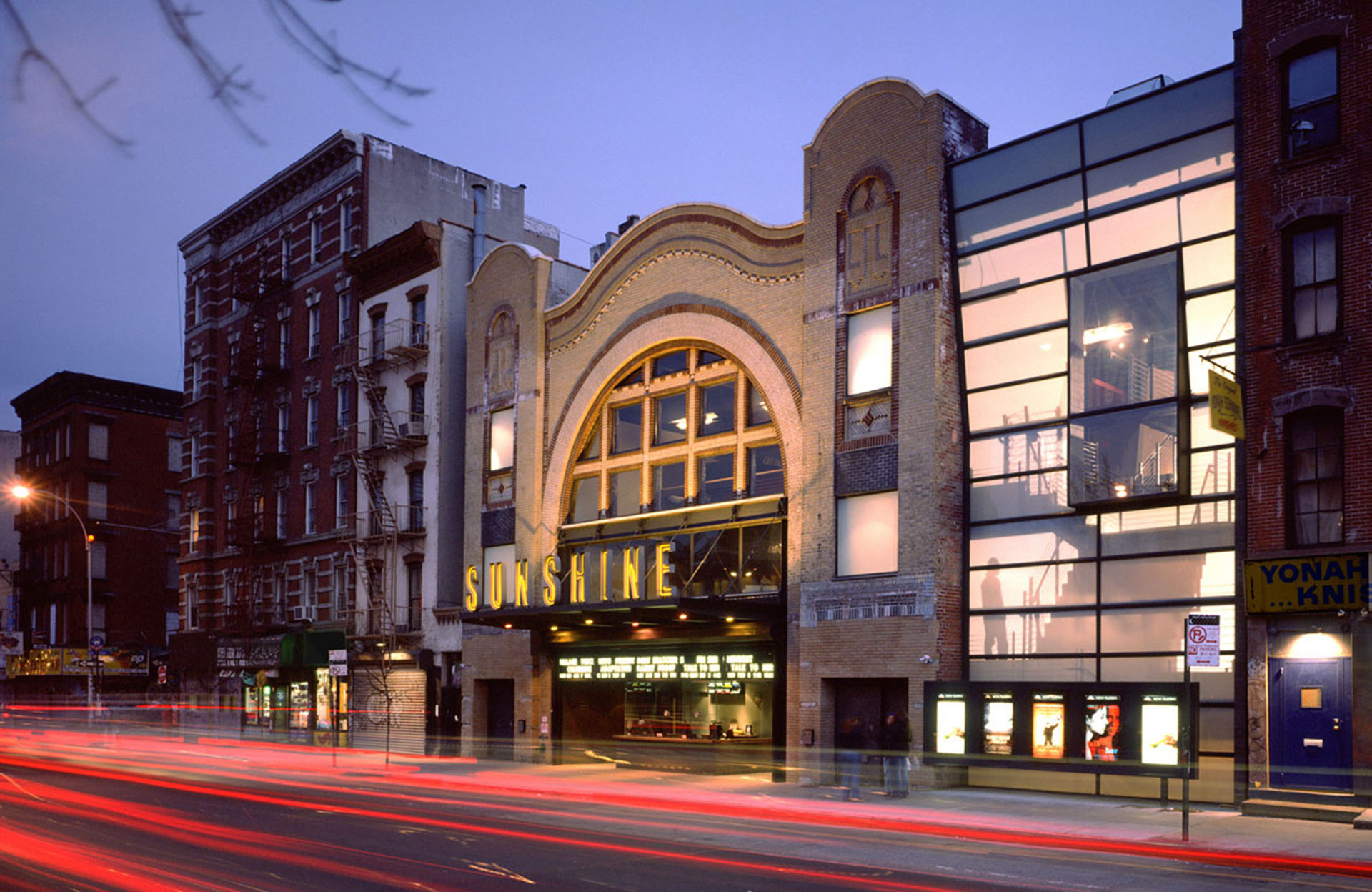 Landmark Sunshine Cinema está ubicado en 143 E Houston St