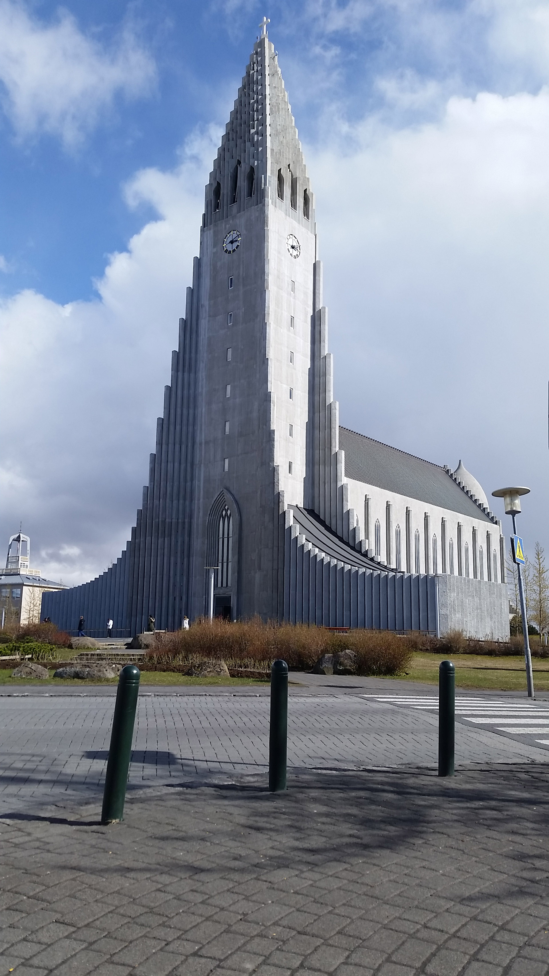 Hallgrimskirkja, la más grande e importante y el edificio más alto de la ciudad. Pertenece al culto protestante, el de la mayoría de la población islandesaa.