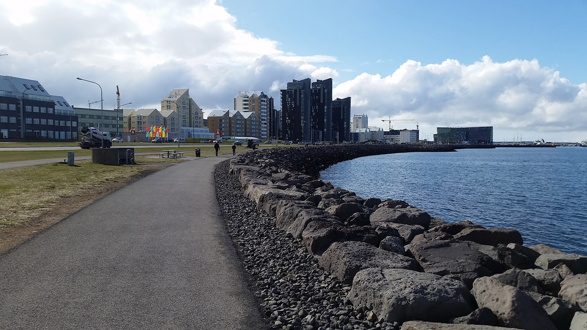 Costanera de la ciudad bordenado la bahía