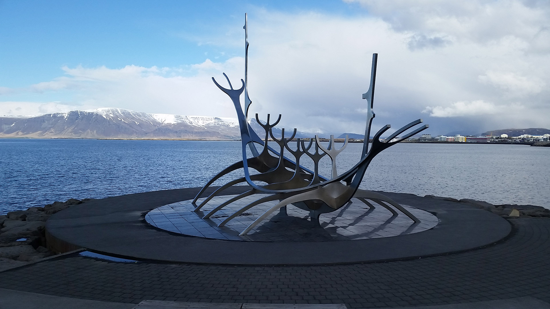 Sólar (El viajero del Sol). La escultura de este barco vikingo en la costanera es el monumento símbolo de la ciudad. En el fondo, el monte Esja.