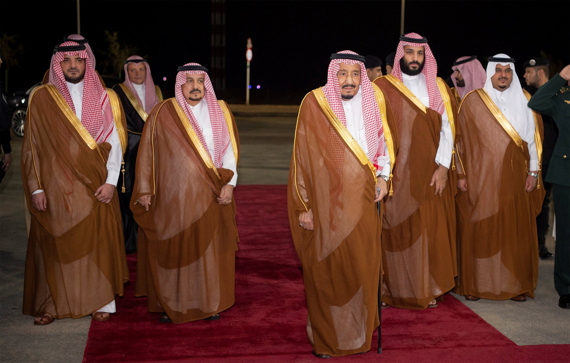 El rey Salman (centro) y el príncipe heredero Mohamed, a su derecha. (Bandar Algaloud/Corte saudí/Reuters)