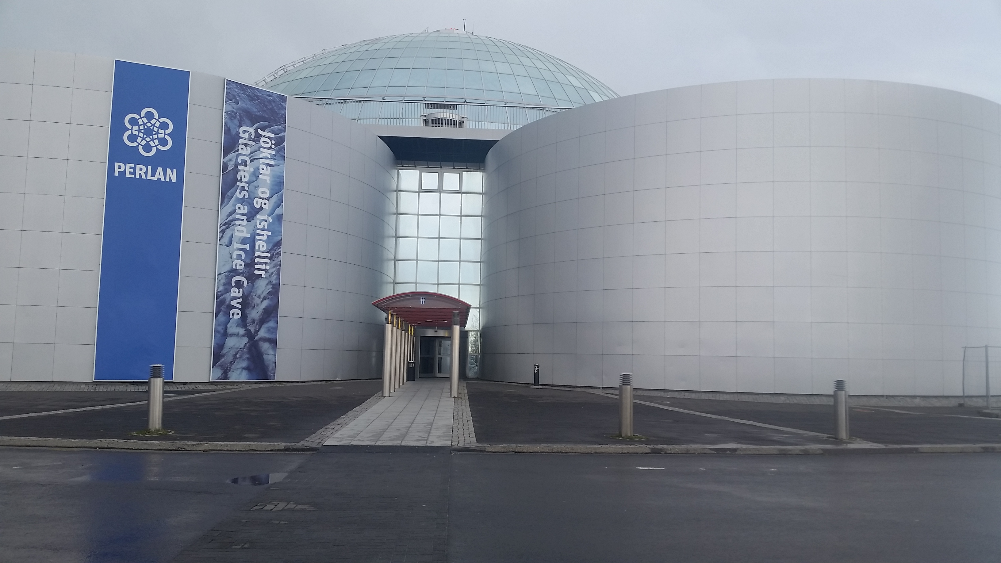 La Perla, los antiguos tanques de agua caliente que abastecían a la ciudad fueron reconvertidos en un museo multimedia sobre las maravillas naturales de Islandia, con un mirador y restaurante giratoria en la cúpula