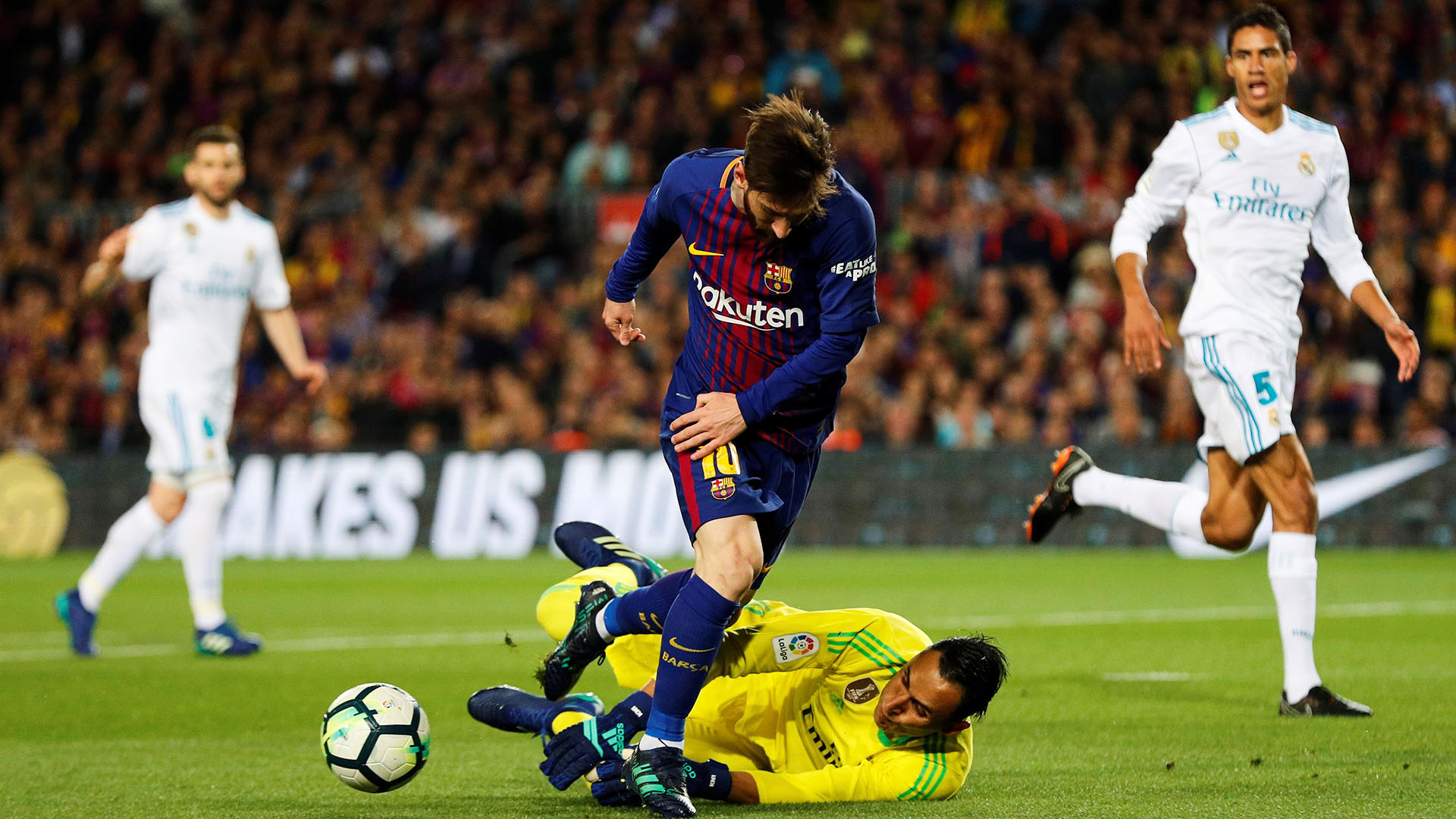 Messi en un mano a mano ante Navas (EFE)