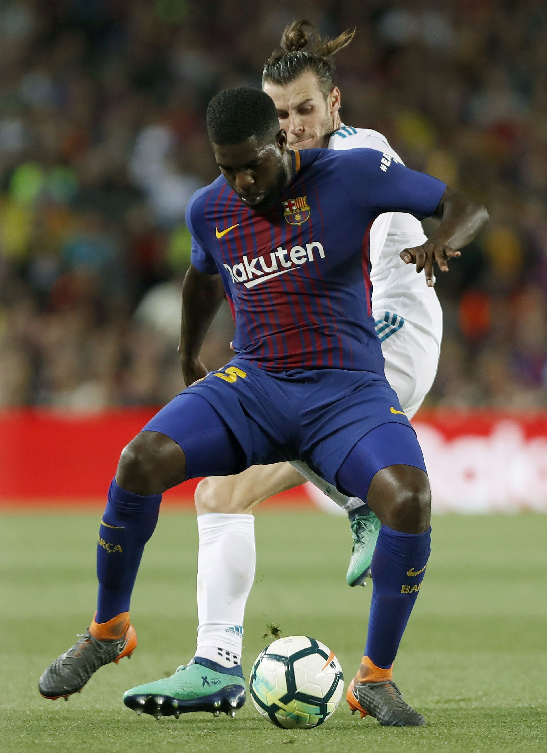 Bale busca la pelota ante Umtiti (EFE)