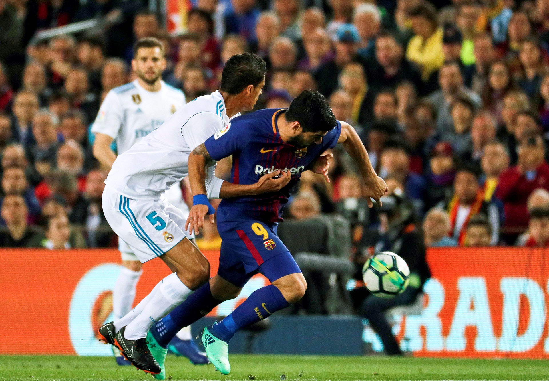 Suárez lleva la pelota ante Varane (Foto: EFE)