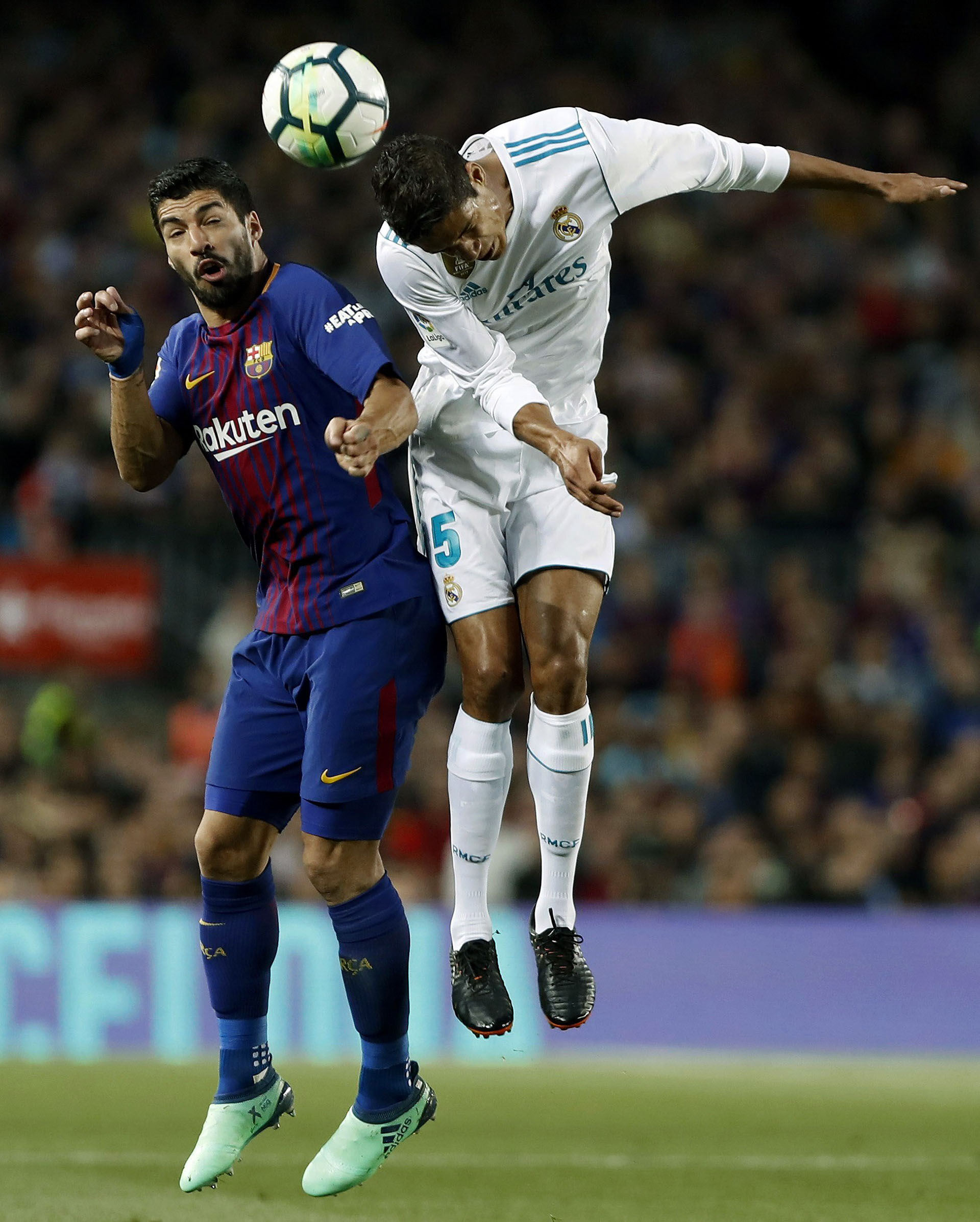 Suárez y Varane, en el aire(EFE)