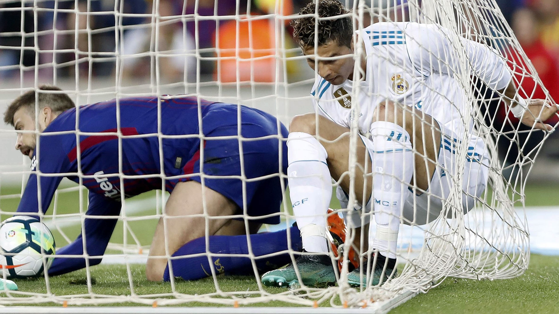 Piqué, vencido ante la conquista de Cristiano Ronaldo (Foto: EFE)