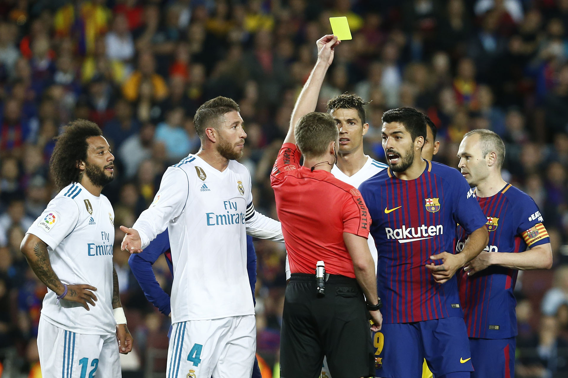 El árbitro amonesta a Suárez (AFP)