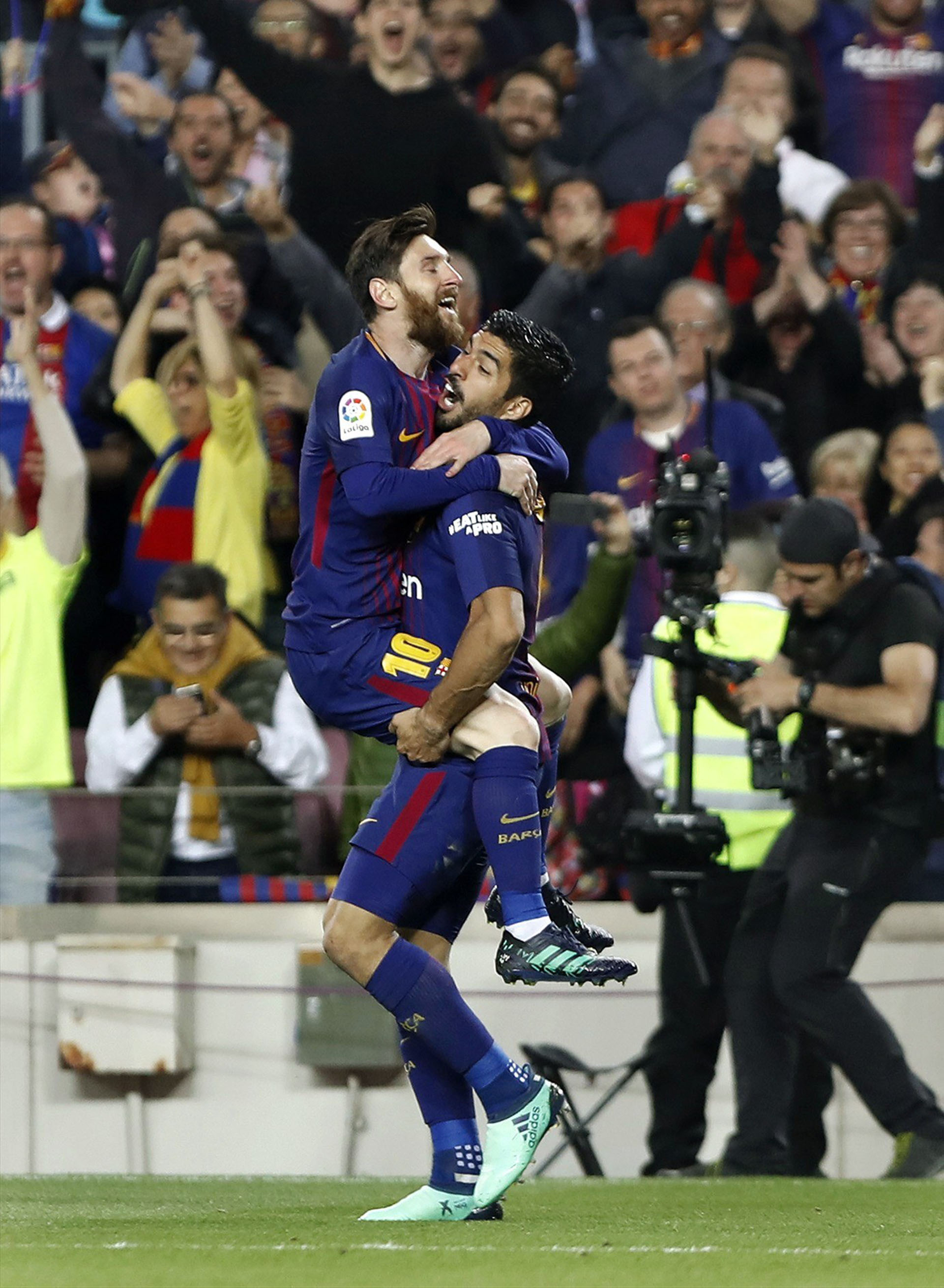 Messi festeja su gol junto al uruguayo (EFE)