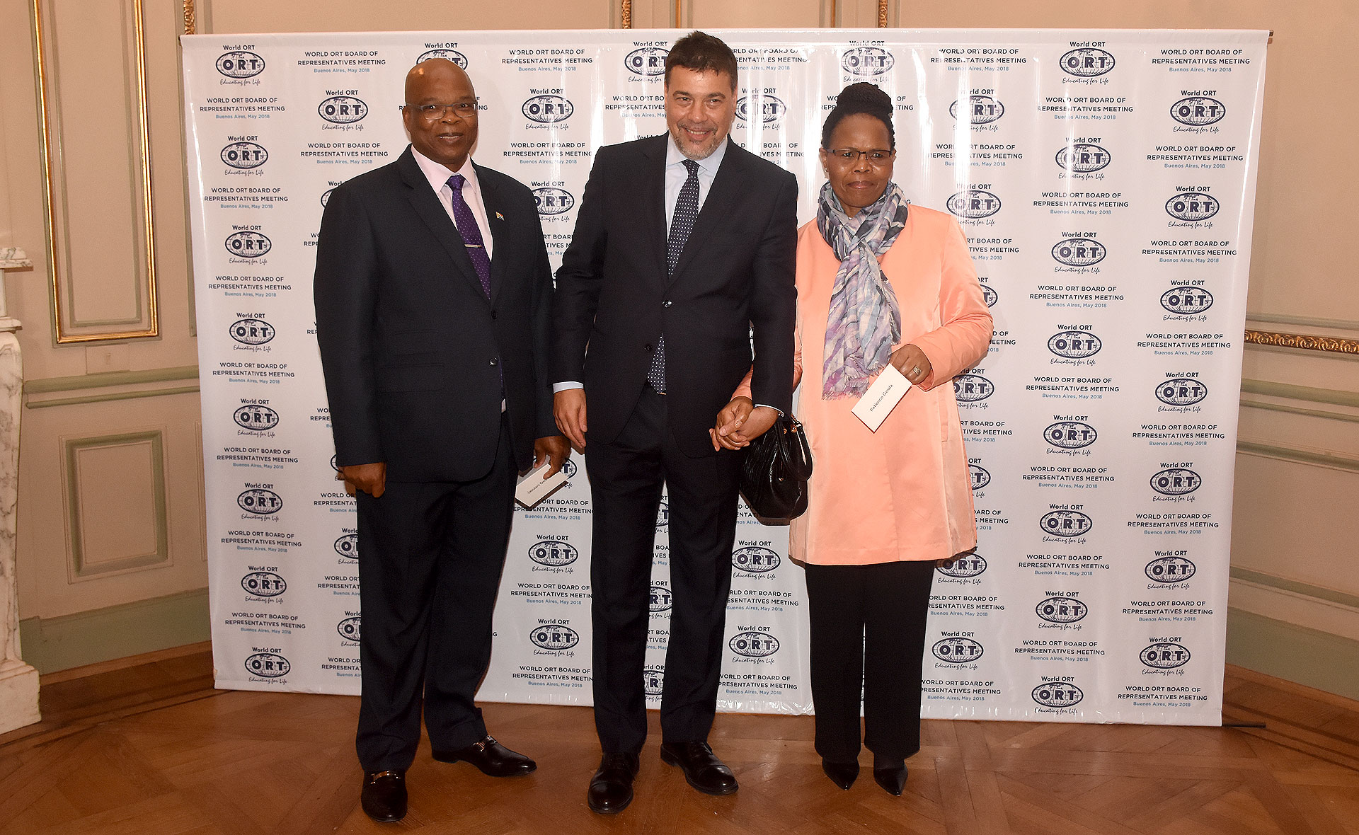 Darío Werthein, con la embajadora de Sudáfrica Patience Gwala y su esposo Jabulani Gwala