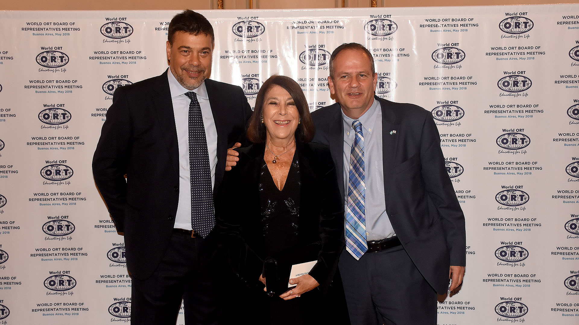 El Presidente del consejo de administración de ORT Mundial, Darío Werthein, su mamá Norma G. y el embajador de Israel, Illan Sztulman