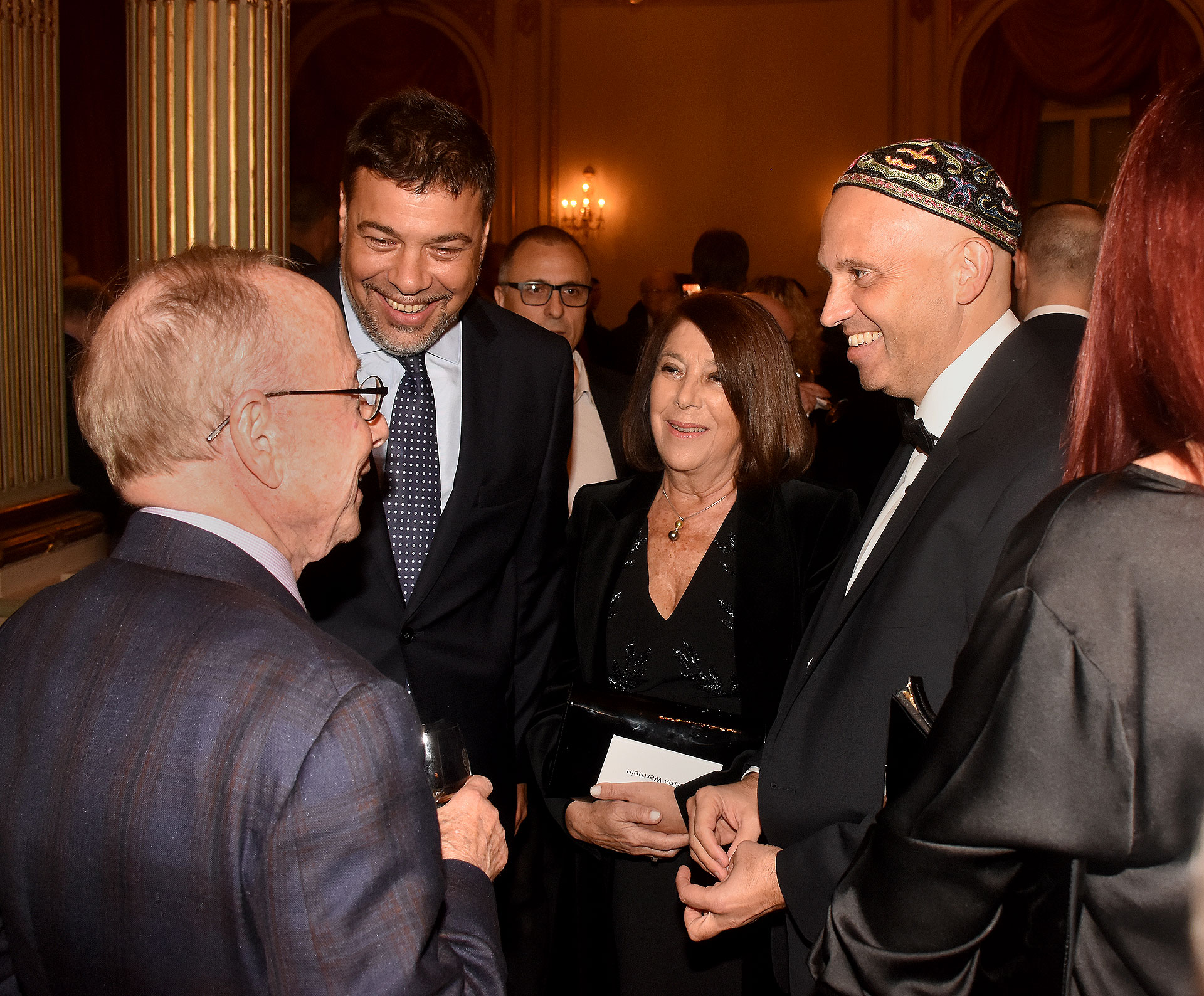 El presidente de ORT Mundial, Dr. Conrad Giles, dialoga con el Presidente del consejo de administración de ORT Mundial, Darío Werthein, su mamá Norma G. y el ministro Bergman