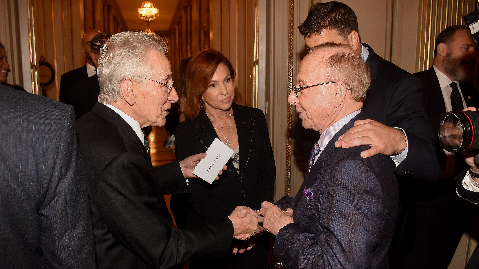 El escritor Marcos Aguinis y su mujer, Nora, saludan al presidente de ORT Mundial, Dr. Conrad Giles