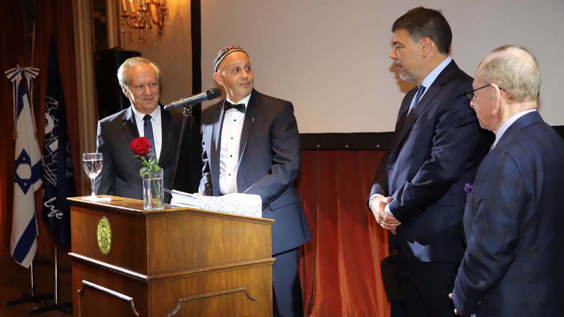 El presidente de ORT Mundial, Conrad Giles, le entregó durante el evento un reconocimiento al Rabino Bergman. En la imagen junto a Darío Werthein y Darío Jaraj