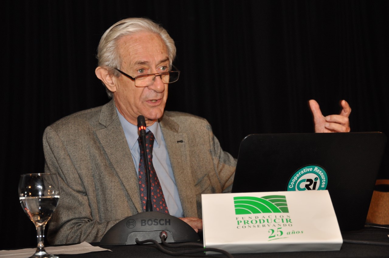 Llach insistió en la enorme importancia que tiene modificar la cuestión impositiva para que Argentina sea competitiva.