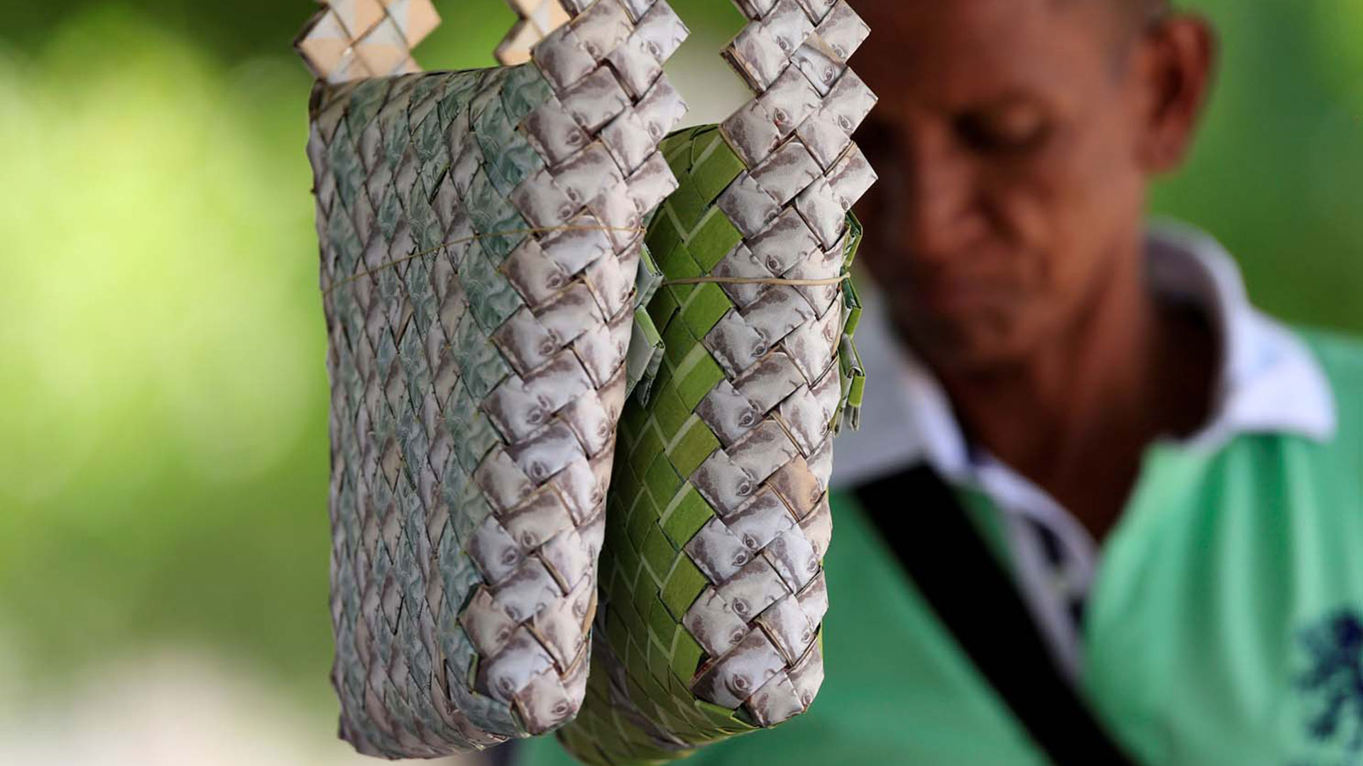 Los bolsos se venden a 15.000 pesos colombianos, unos 5 dólares. El valor nominal de sus 580 billetes de 100 bolívares no alcanza ni una fracción de eso (Reuters)