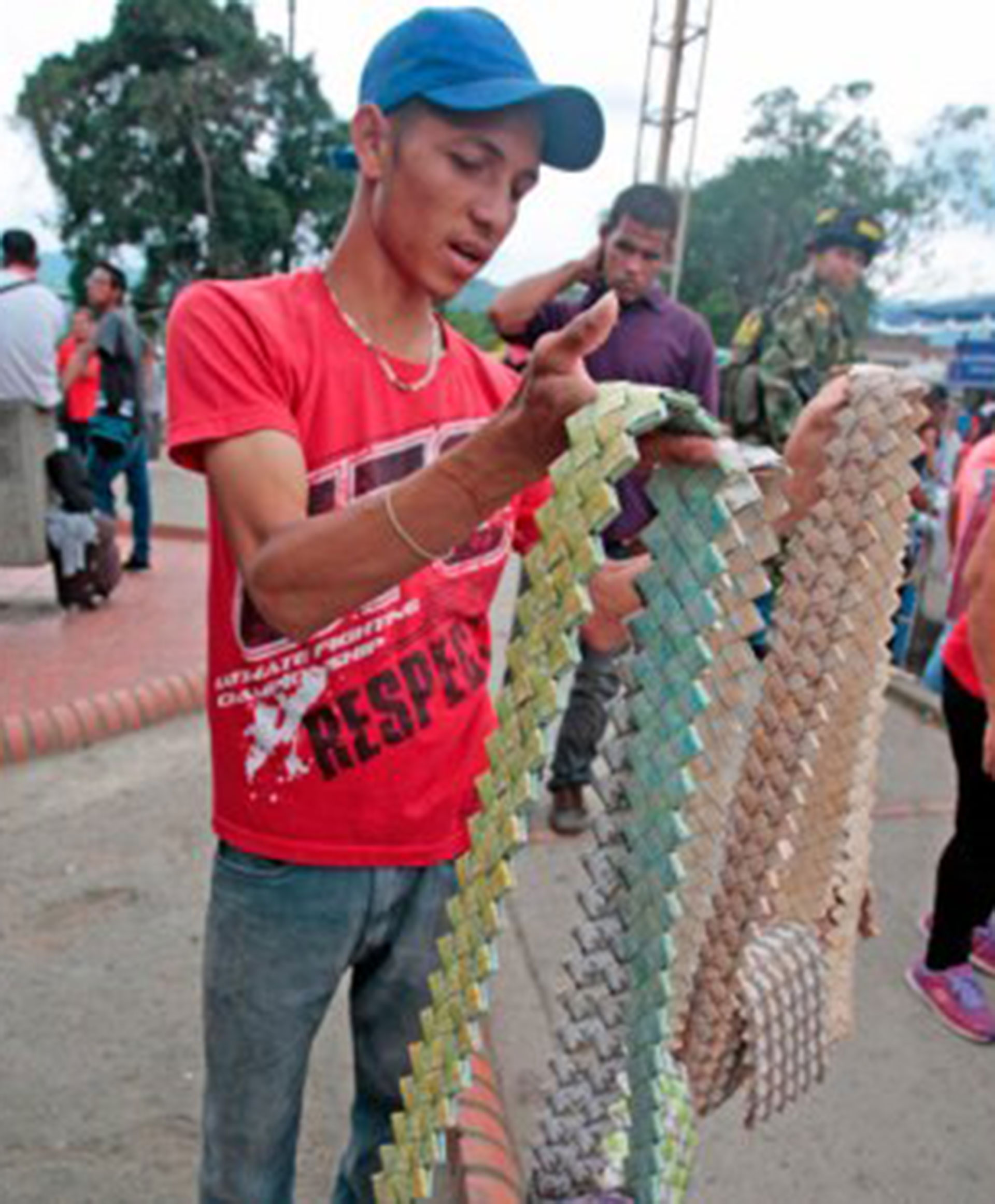 Un vendedor de artesanías hechas con bolívares en la frontera entre Colombia y Venezuela (La Opinión)