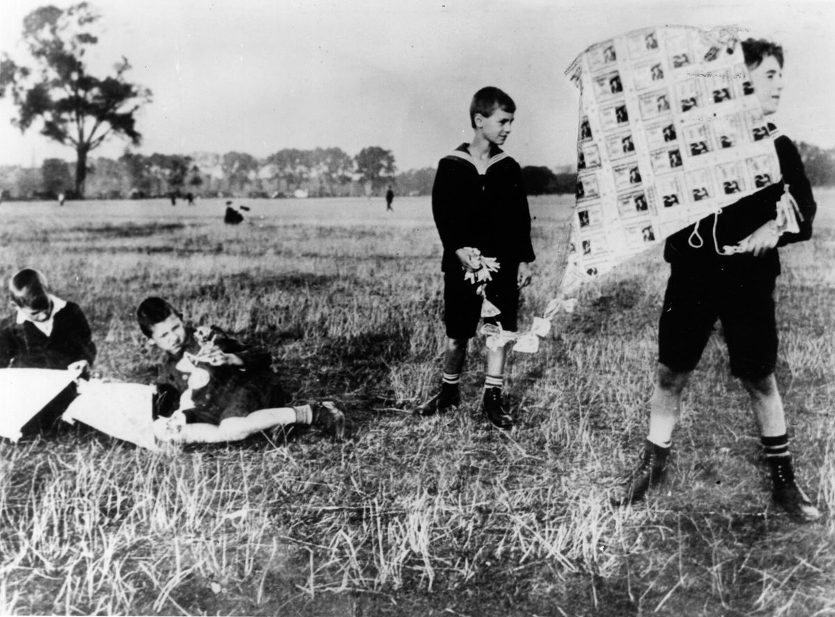 Una clásica imagen de los tiempos de Weimar: la hiperinflación ha dejado sin valor al marco alemán, para el que los niños encuentran otro uso