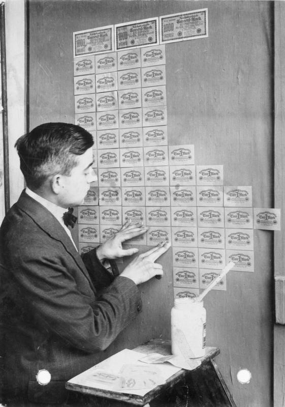 Empapelando las paredes con marcos alemanes, una opción económica en 1923
