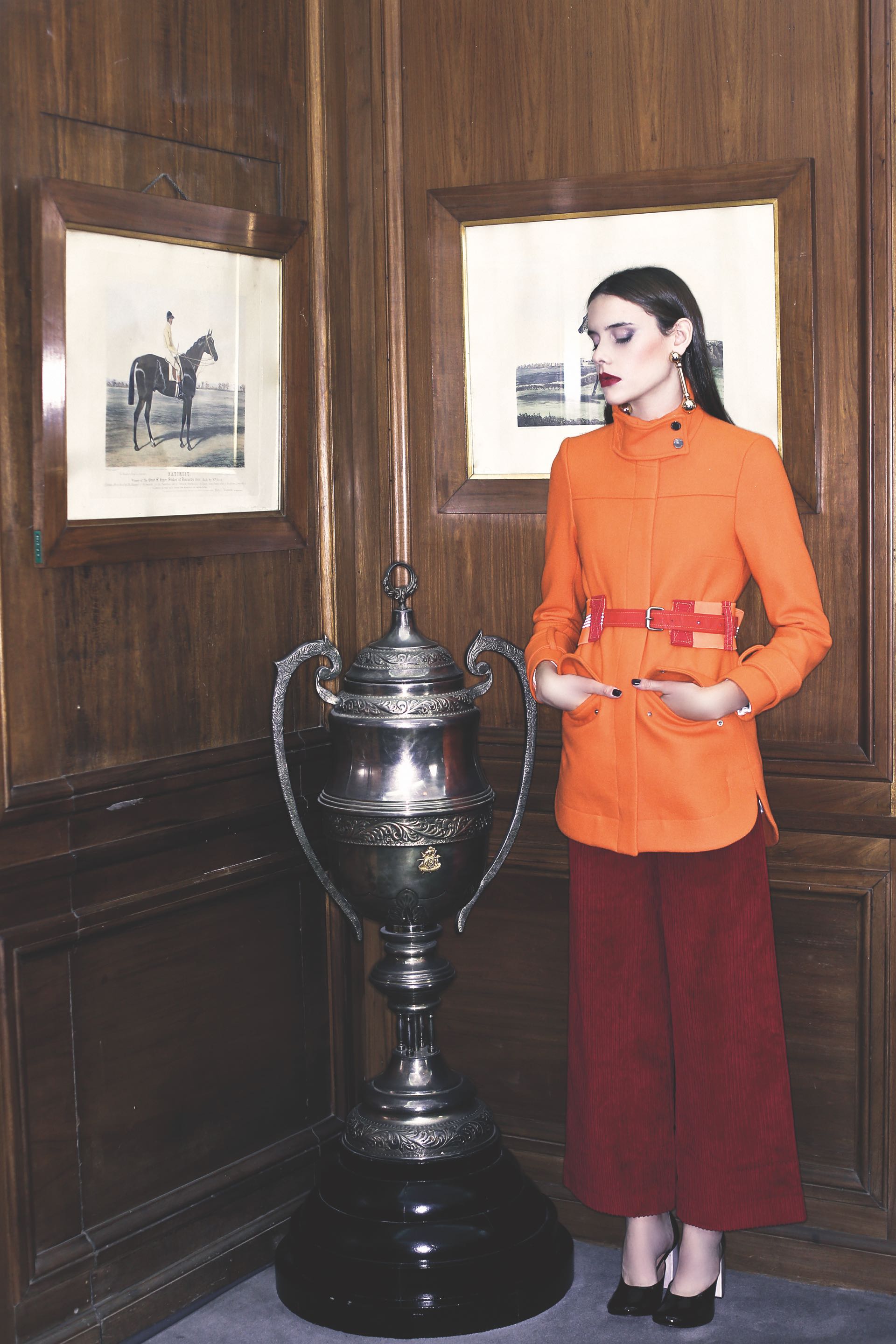 Sacón corto con cuello Mao ($ 7.240, Markova), pantalón de corderoy ancho y guillerminas de charol ($ 2.980 y $ 6.140, Mishka). (Foto: Sebastián Cid/ Para Ti)