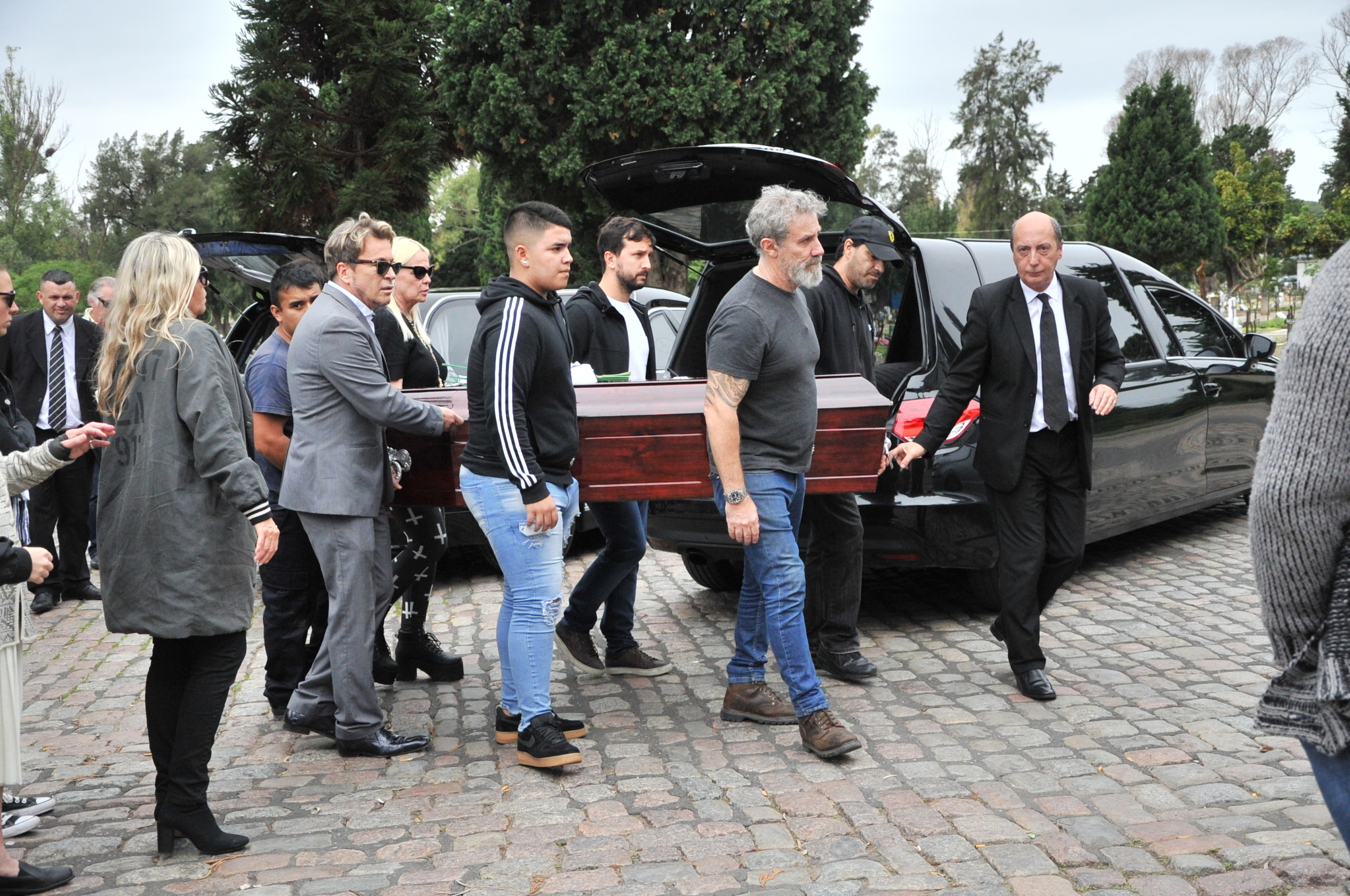 Norma, Marcelo, Guido, Silvia y otros familiares llevaron el cajón de Hugo