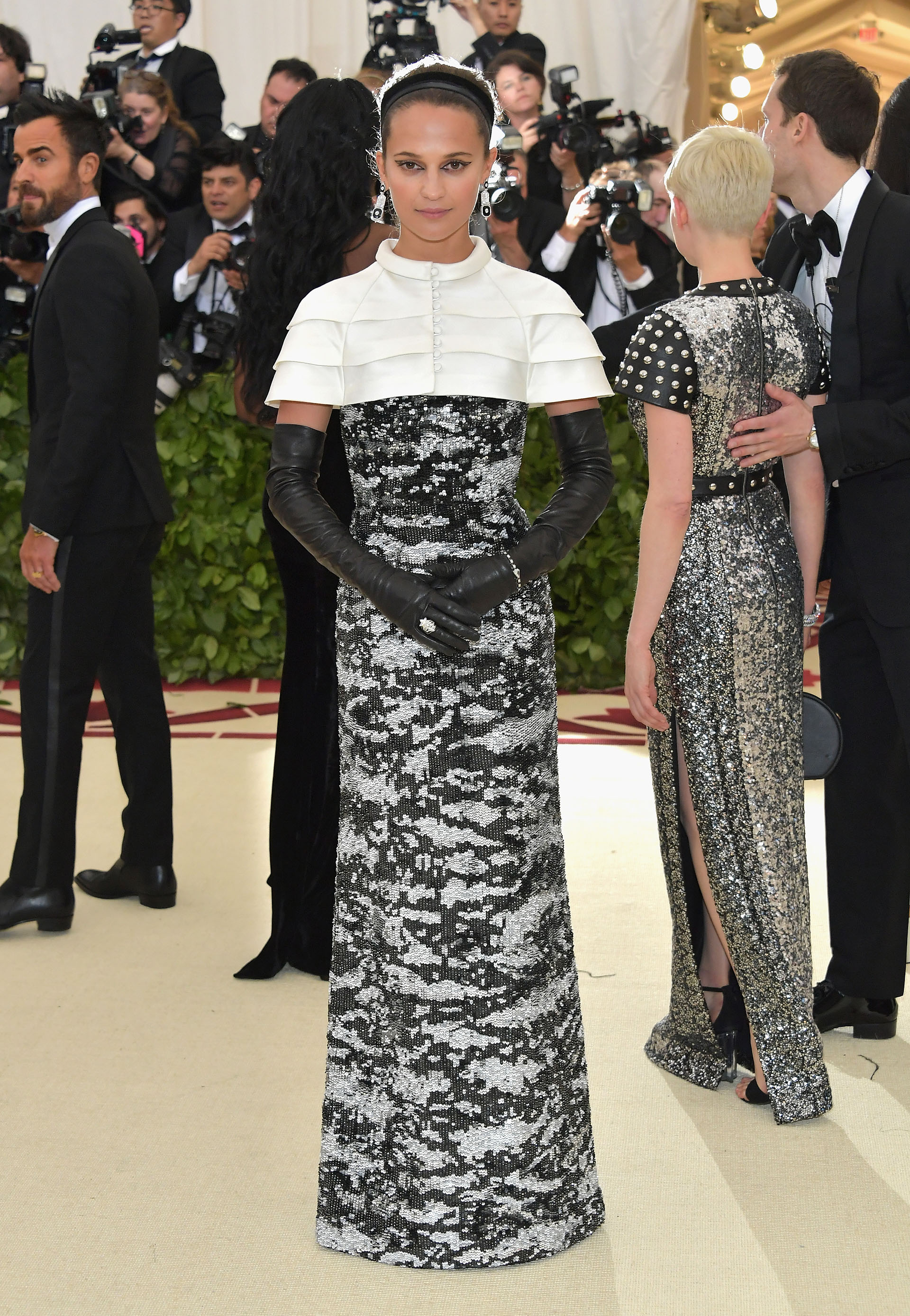 Alicia Vikander lookeada de pies a cabeza bajo la temática