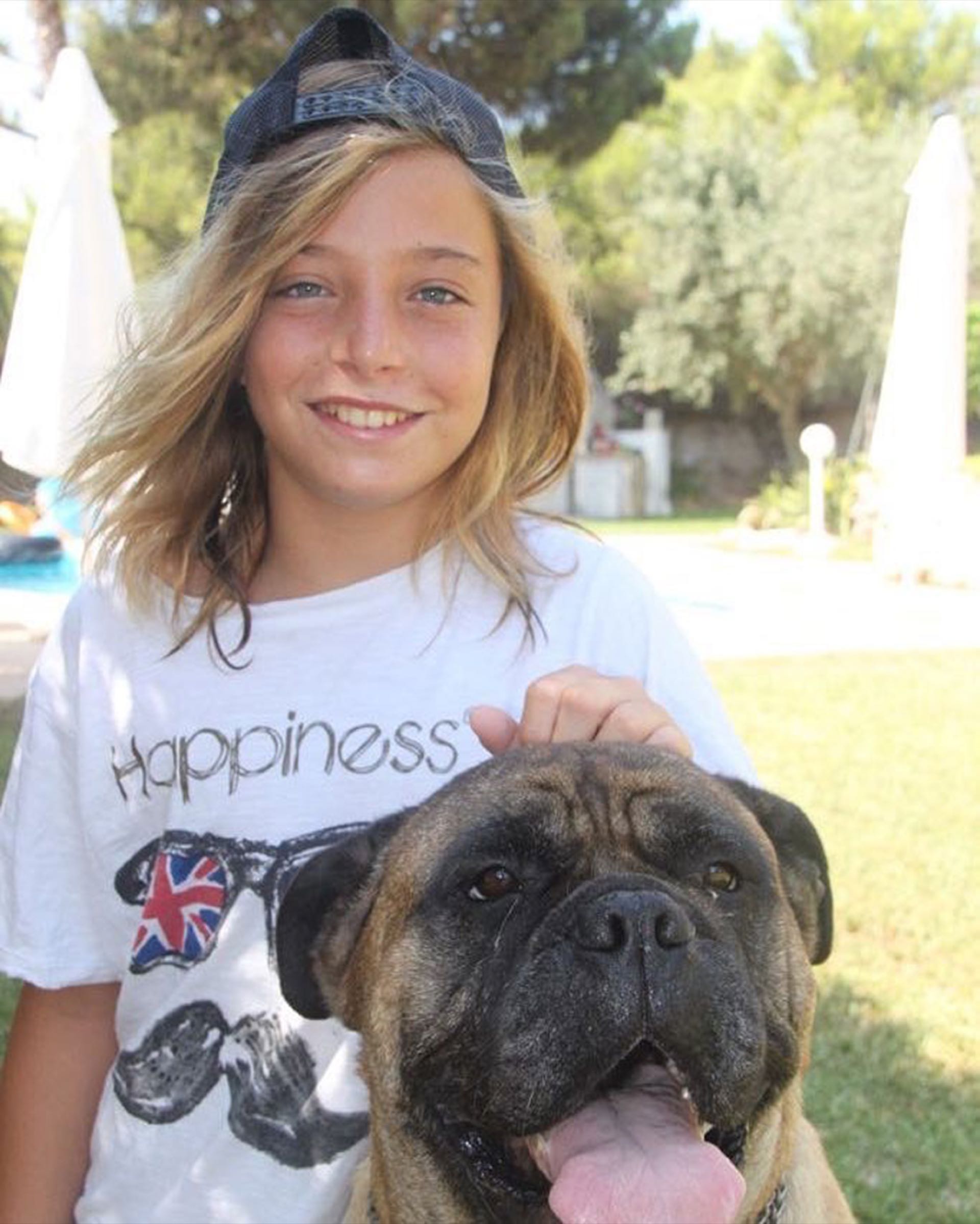 Izan Llunas con su mascota.