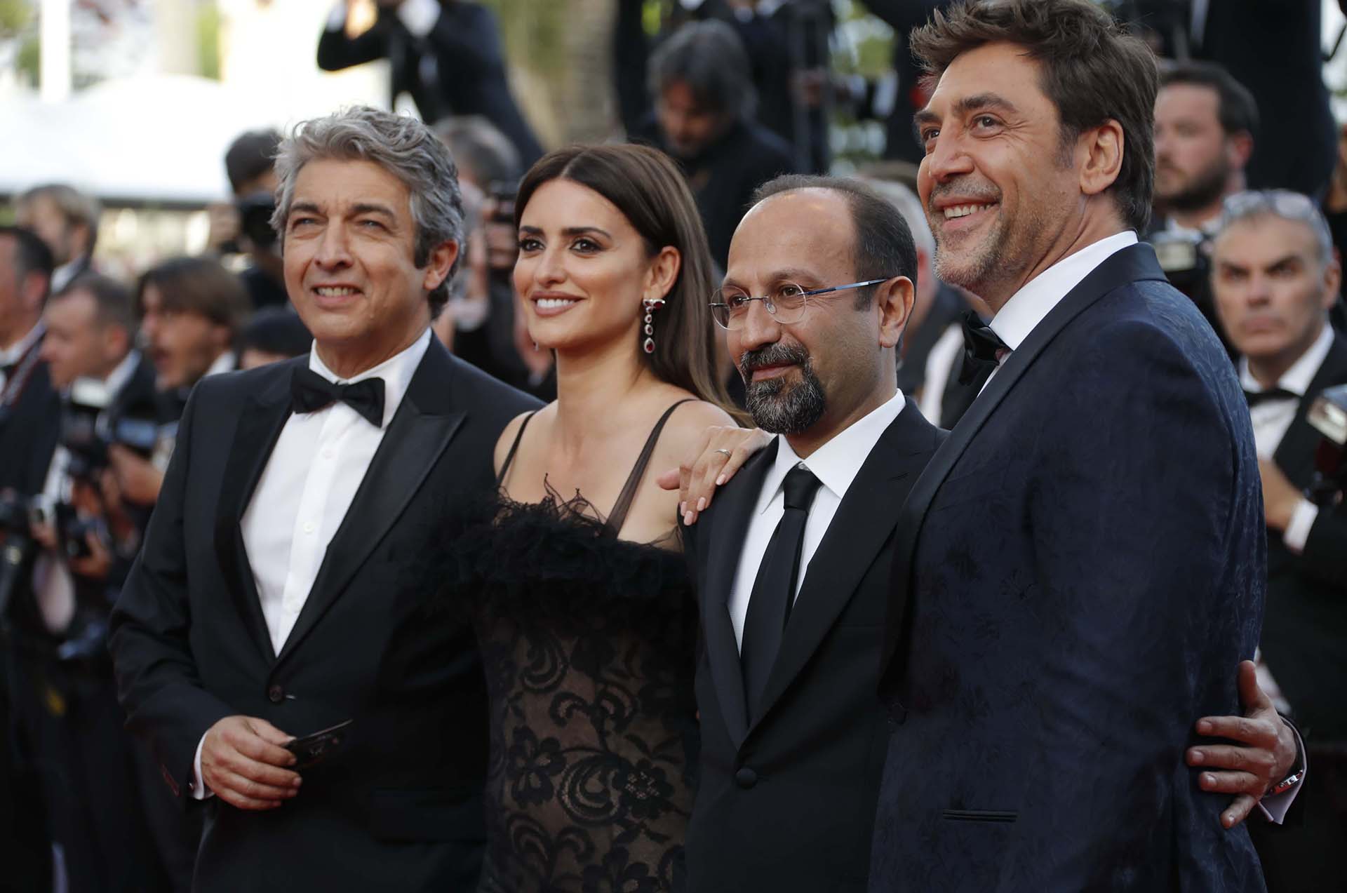 El director iraní Asghar Farhadi  con Penélope Cruz, Javier Bardem y  Ricardo Darín