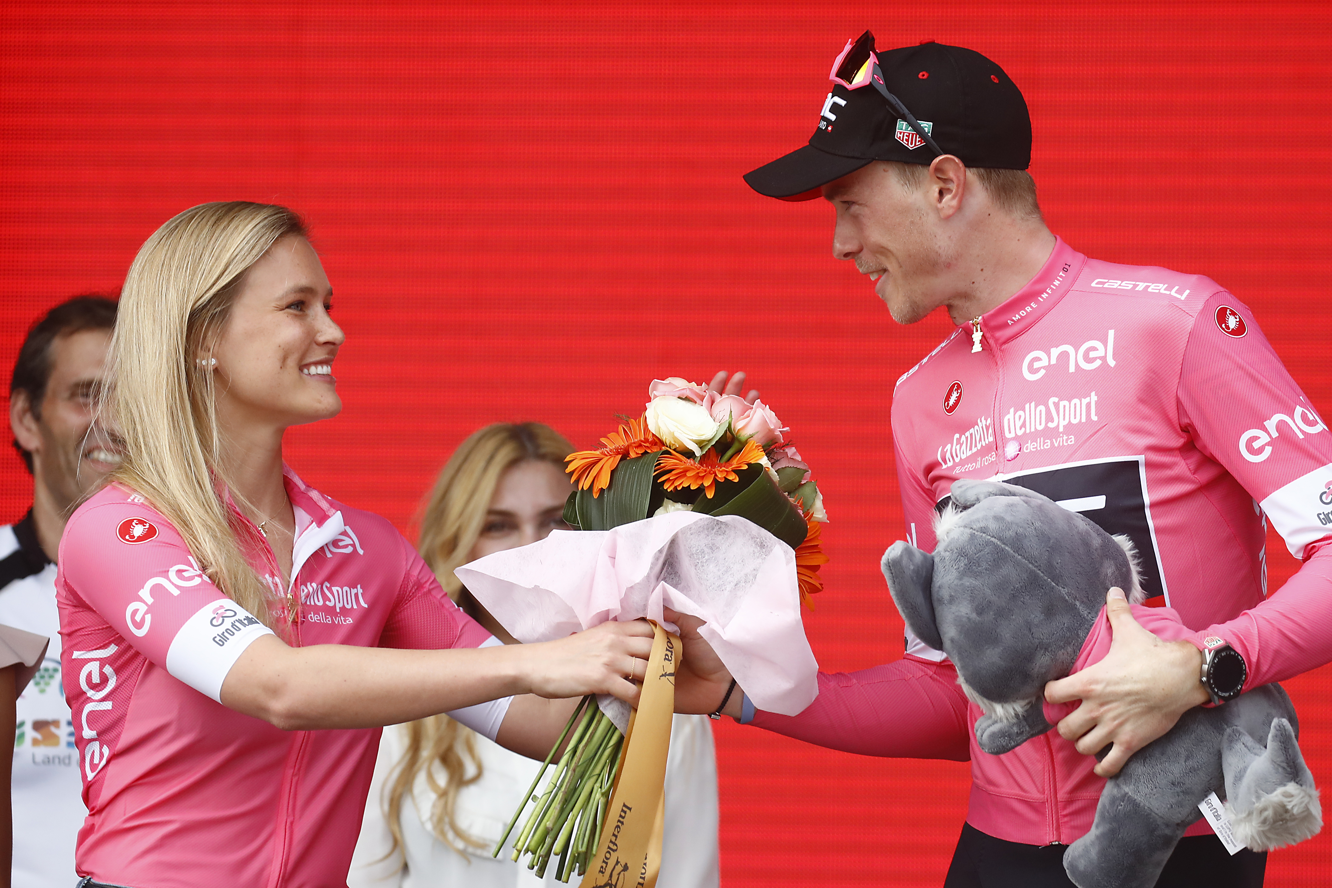 Rohan Dennis, del equipo BMC, recibe la “maglia rosa” de las manos de la modelo Bar Rafaeli tras ganar la segunda etapa entre Haifa y Tel Aviv. (AFP / Luk Benies)