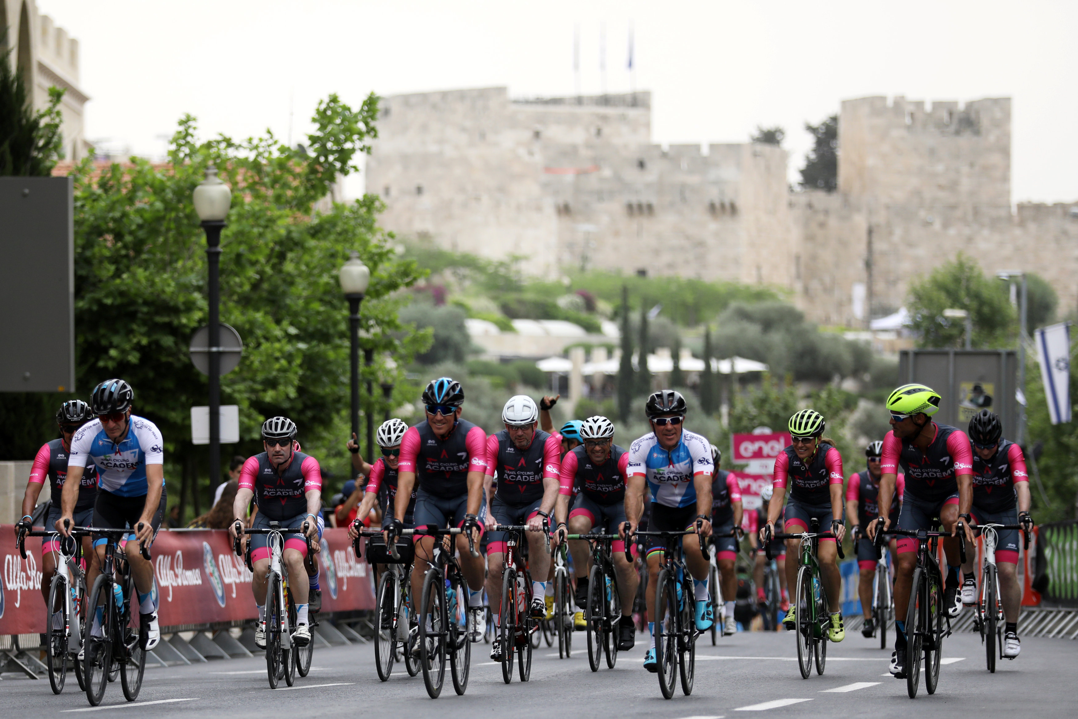 Sylvan Adams (C, en azul), presidente honorario del Giro d’Italia’s “Big Start” Israel, antes del comienzo de la competencia en Jerusalén. (REUTERS/Ammar Awad)
