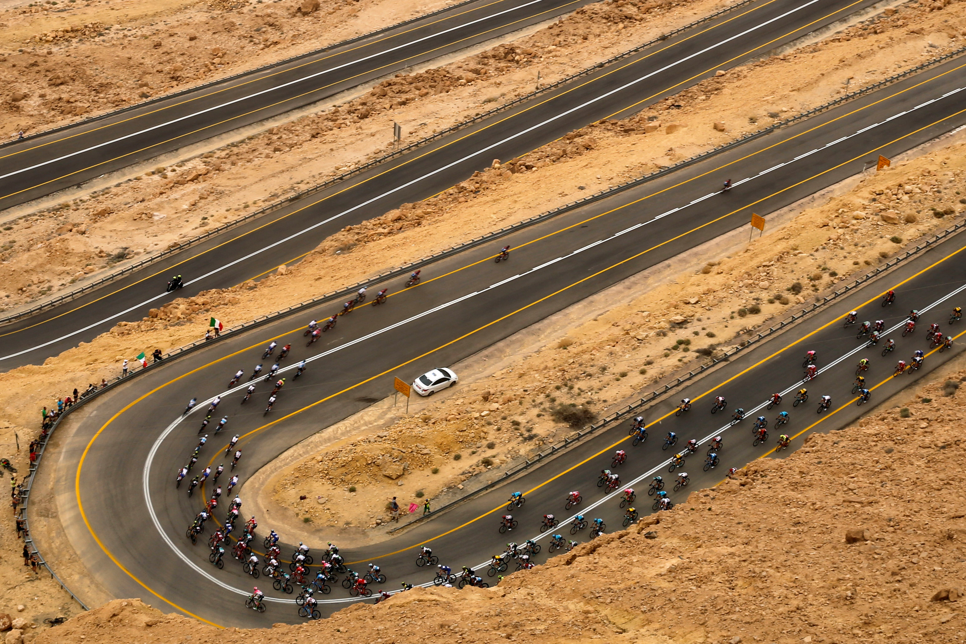 El pelotón cerca de Mitzpe Ramon. (REUTERS/Amir Cohen)