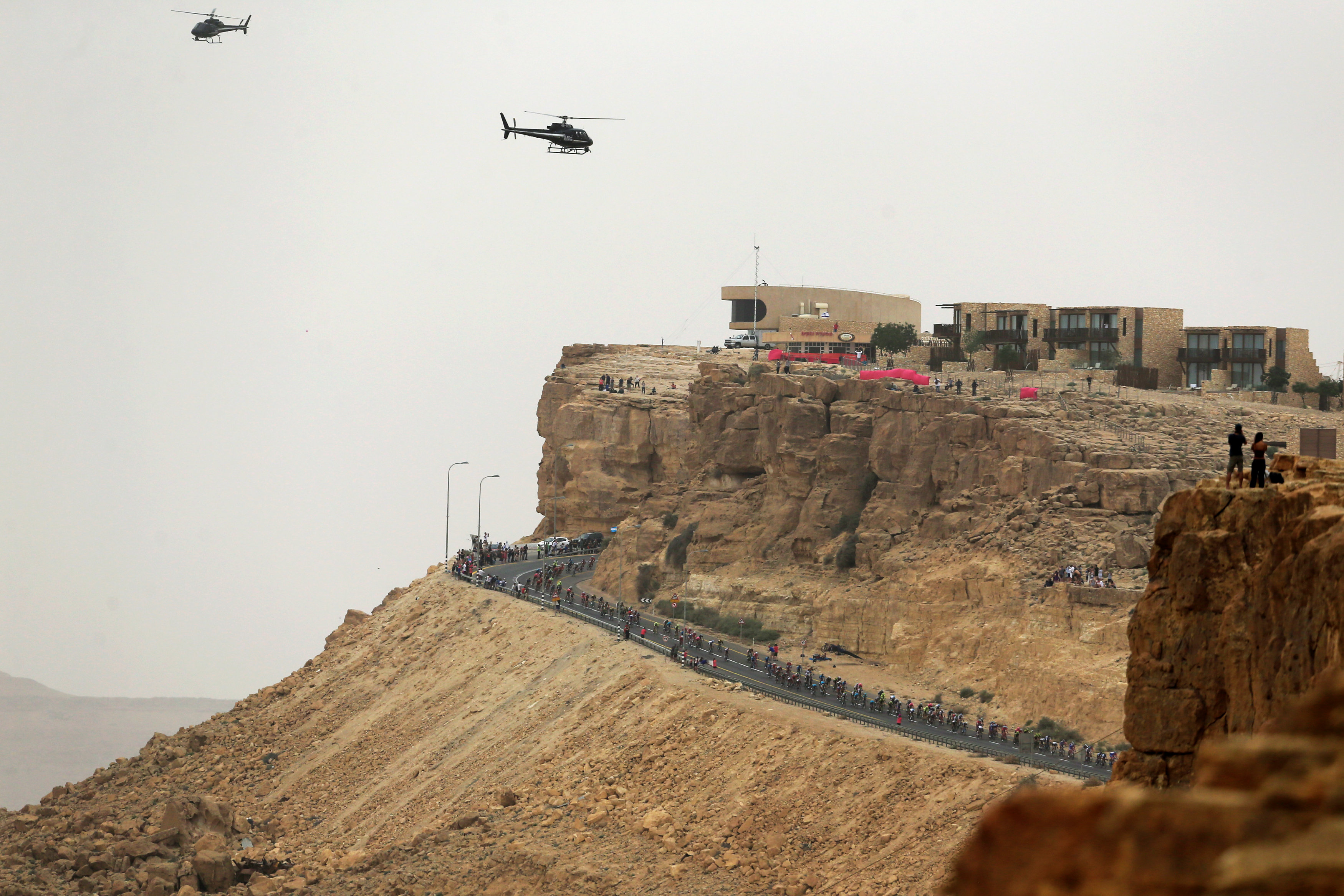 El pelotón cerca de Mitzpe Ramon. (REUTERS/Amir Cohen)