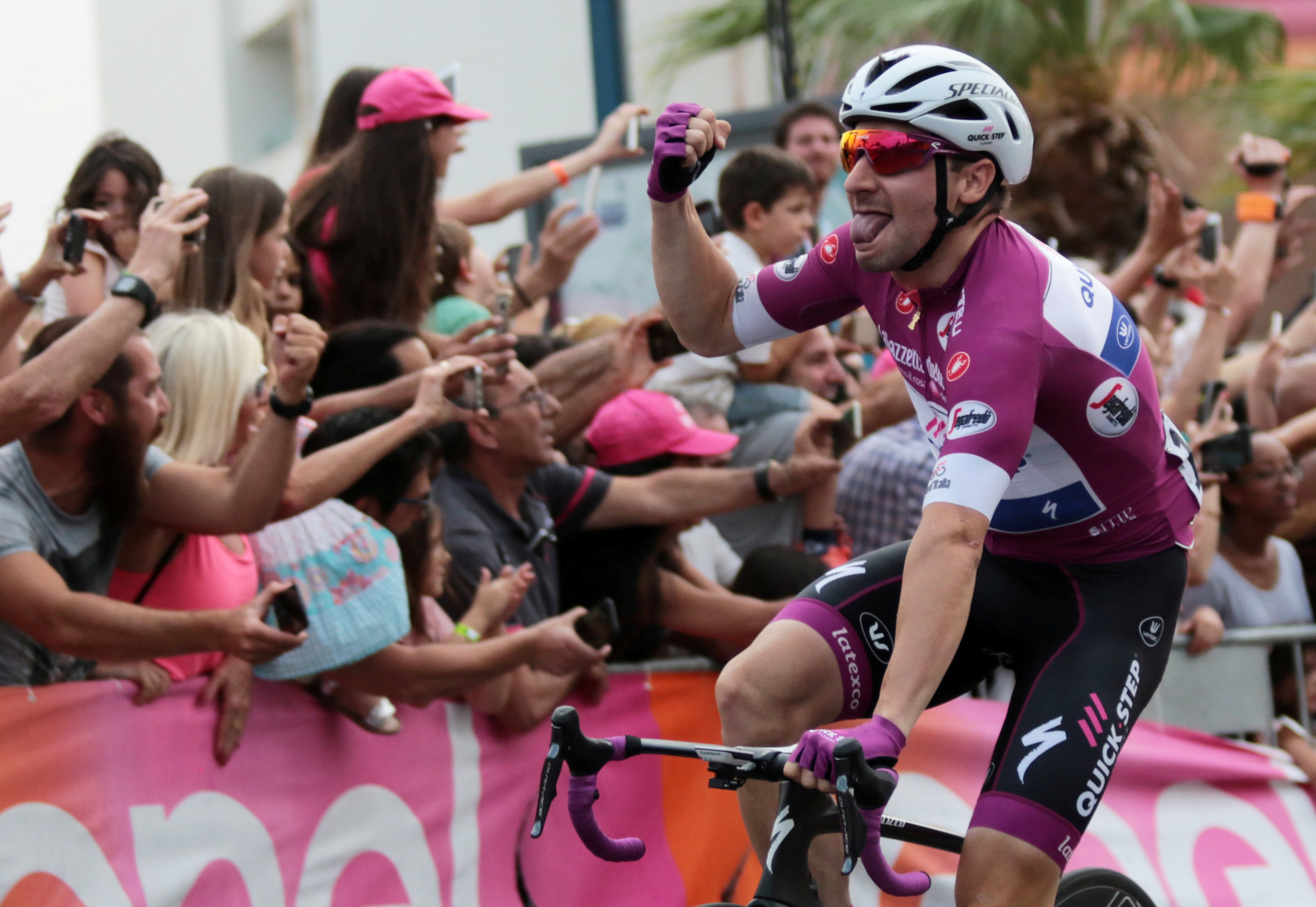 Elia Viviani, del equipo Quick-Step celebra su victoria en la tercera etapa en Eilat (REUTERS/Nir Keidar)
