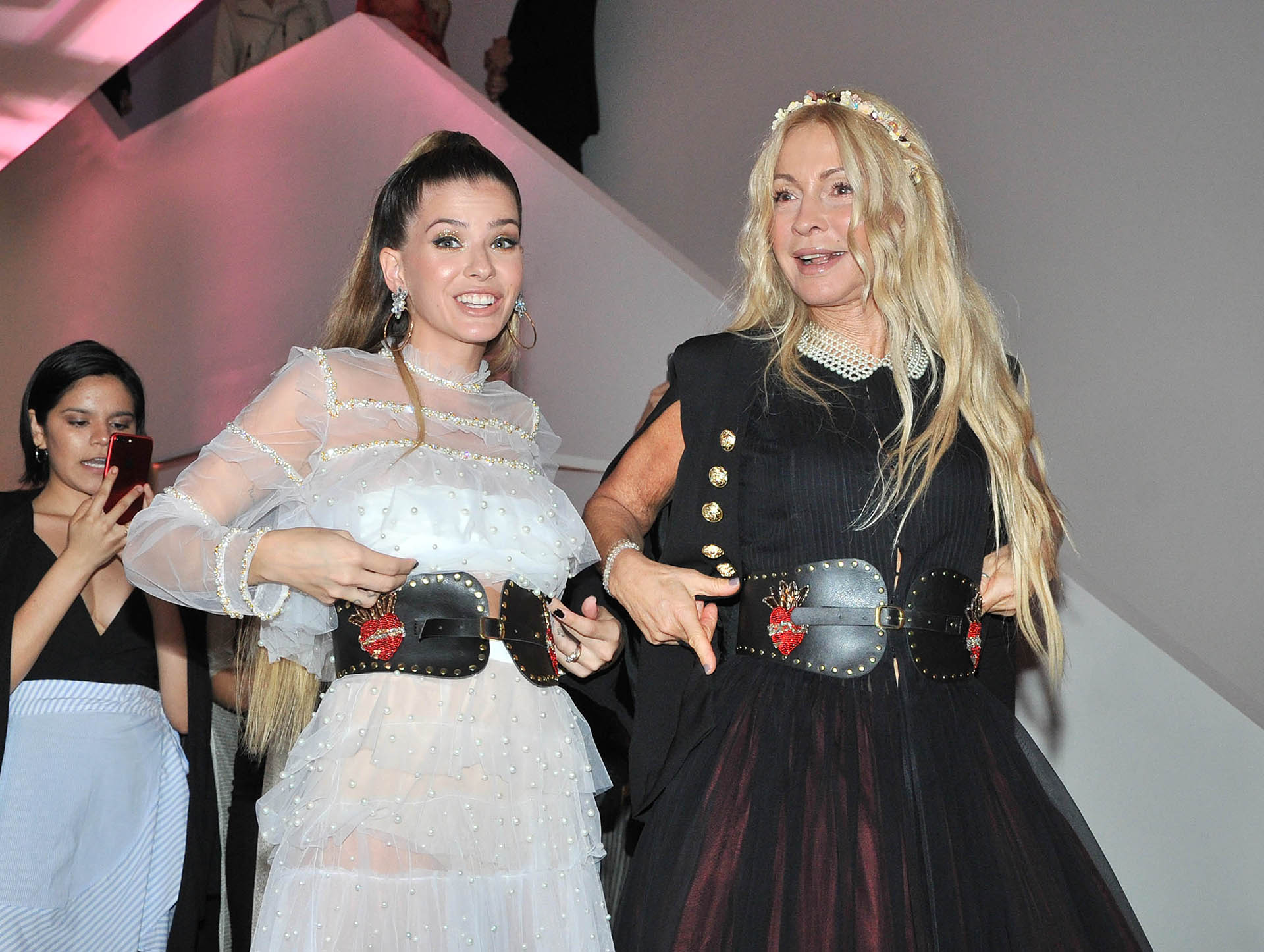 La China Suárez y Cris Morena posan con los mismos cinturones