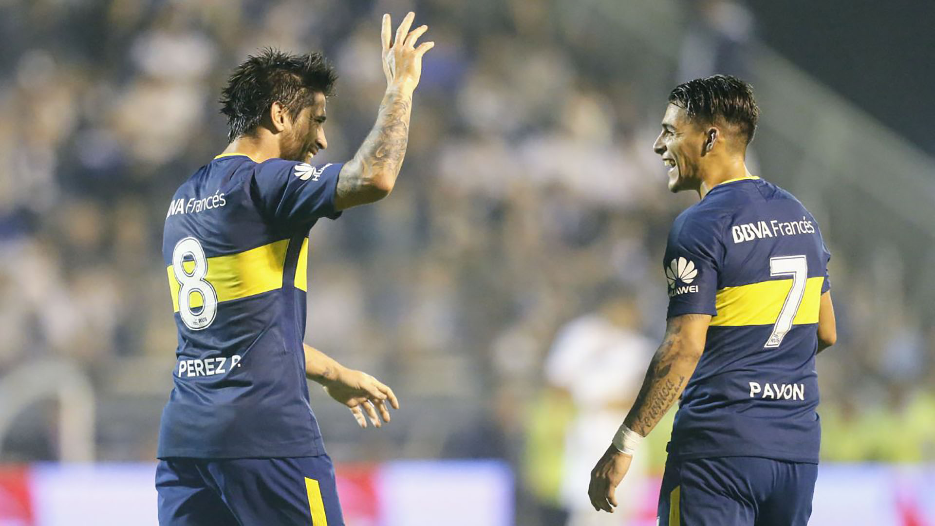 Pablo Pérez celebra su tanto junto a Cristian Pavón (Nicolás Aboaf)