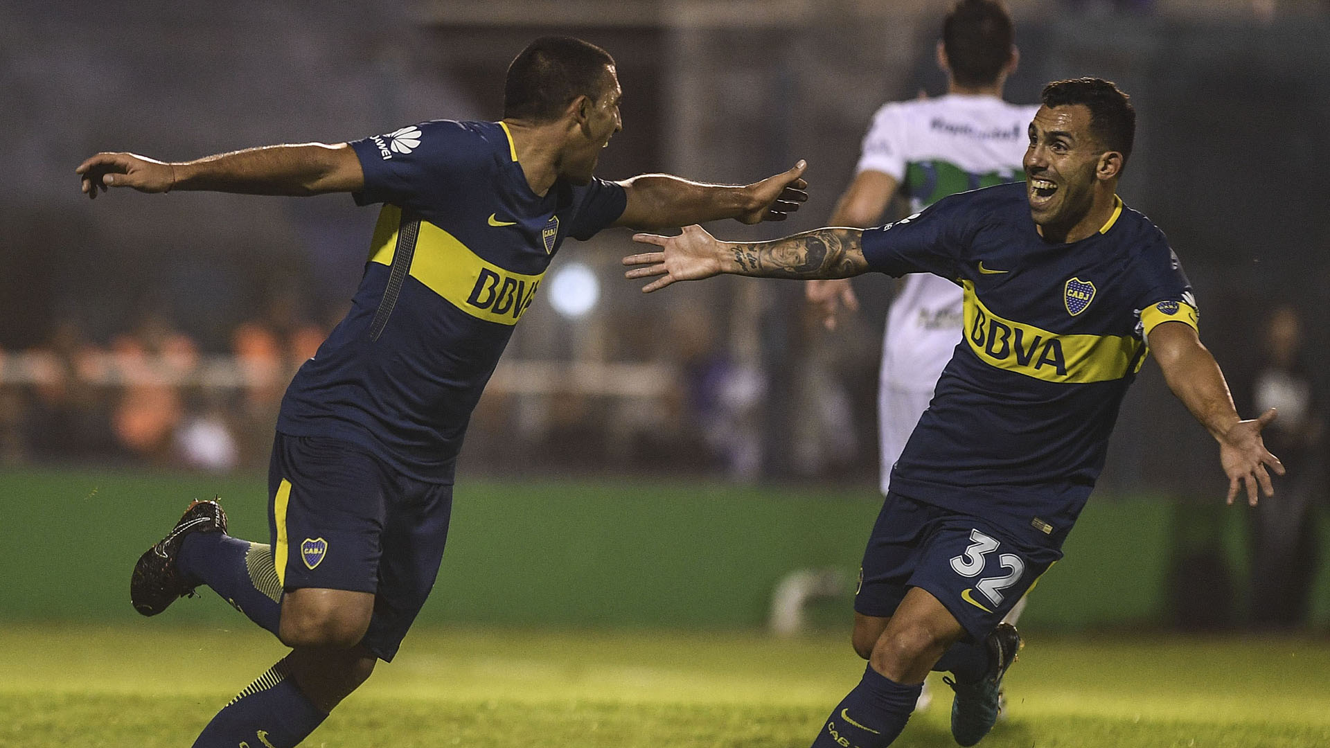 Wanchope delira junto a Tevez después de anotar el 2-1 parcial (Télam)