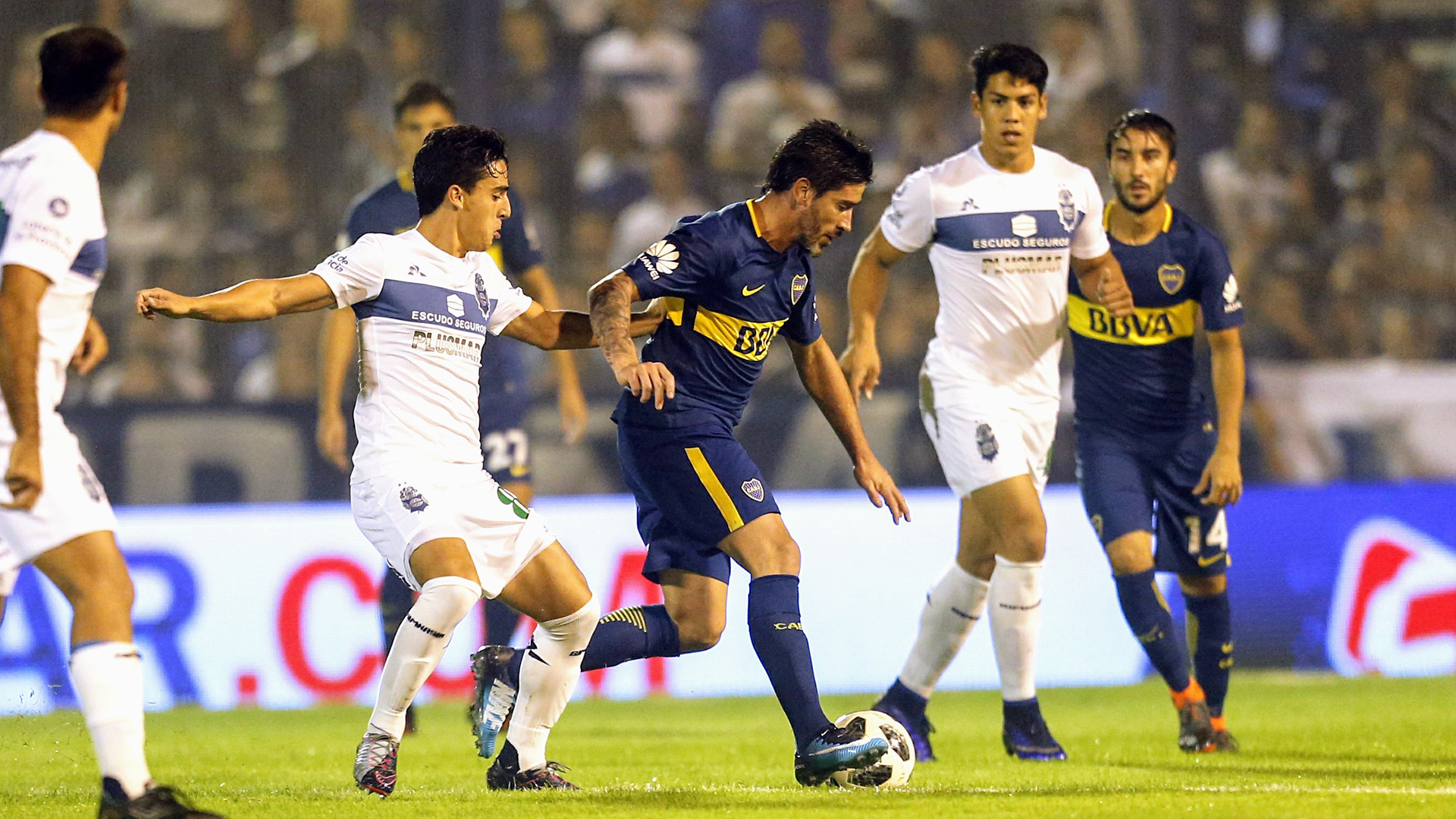 Pérez, una de las figuras ante Gimnasia, defiende el balón